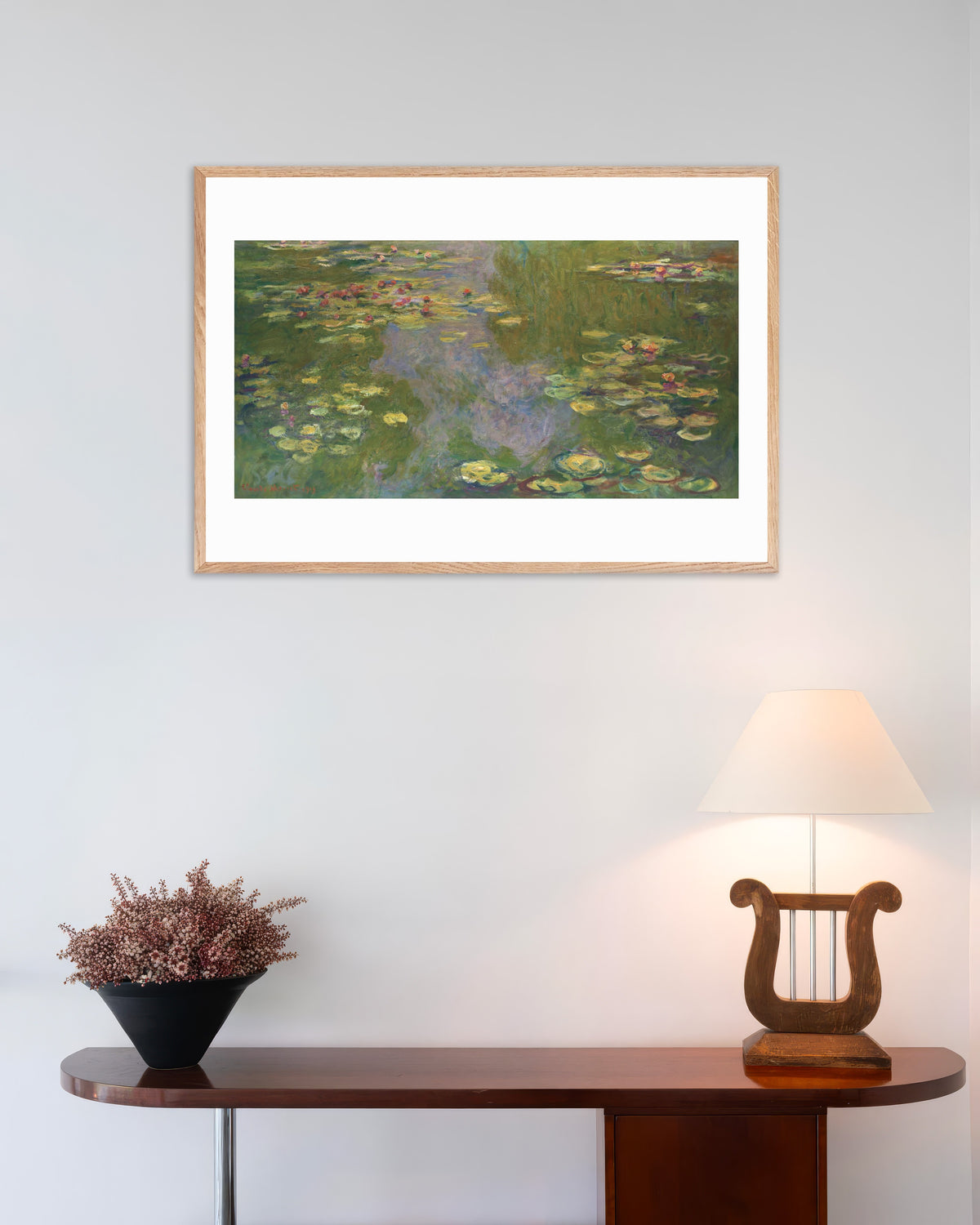 Plakat Vannliljer (1919) av Claude Monet med ramme i naturtre