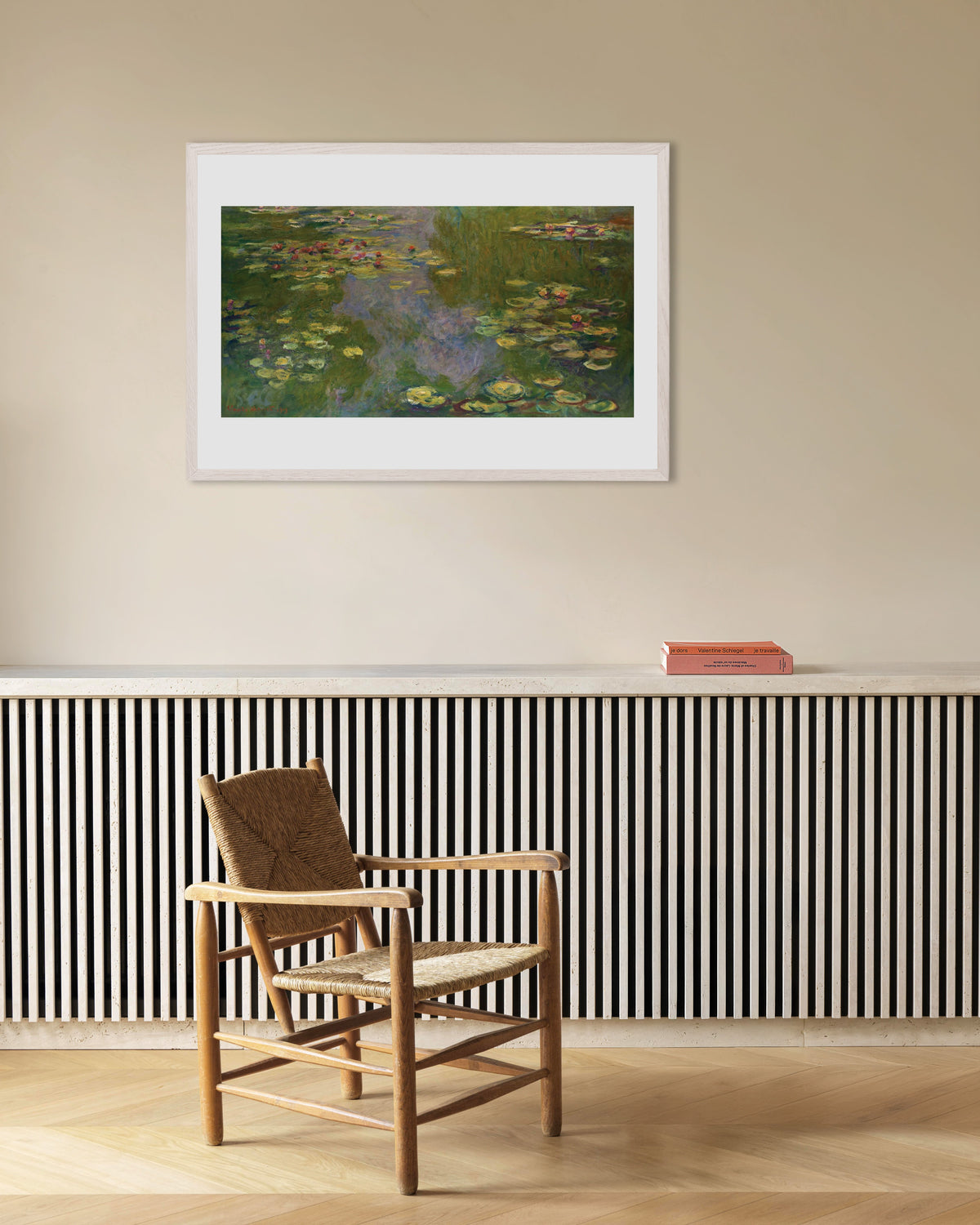 Plakat Vannliljer (1919) av Claude Monet med hvit treramme