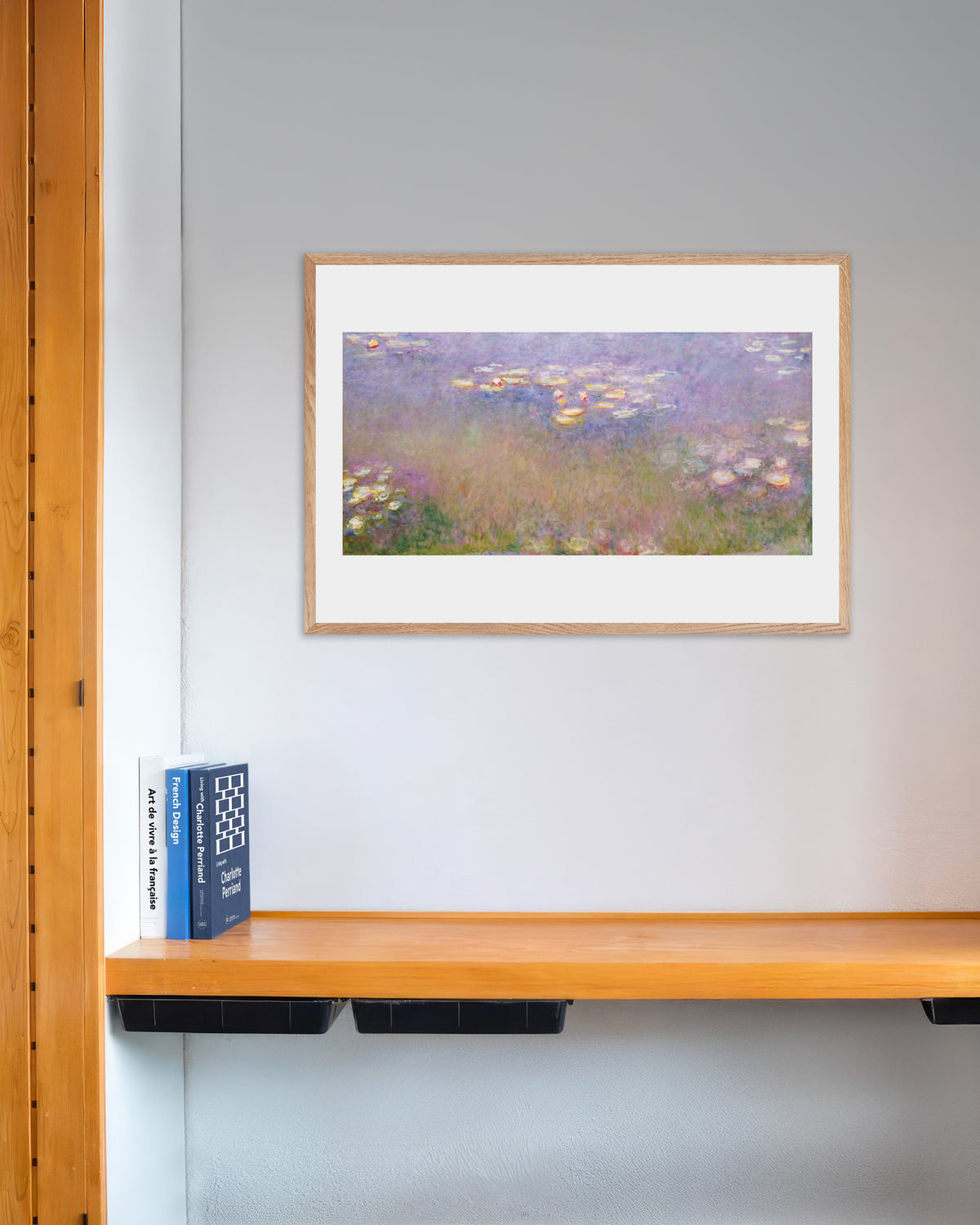 Plakat Vannliljer (ca. 1915–1926) av Claude Monet med ramme i naturtre