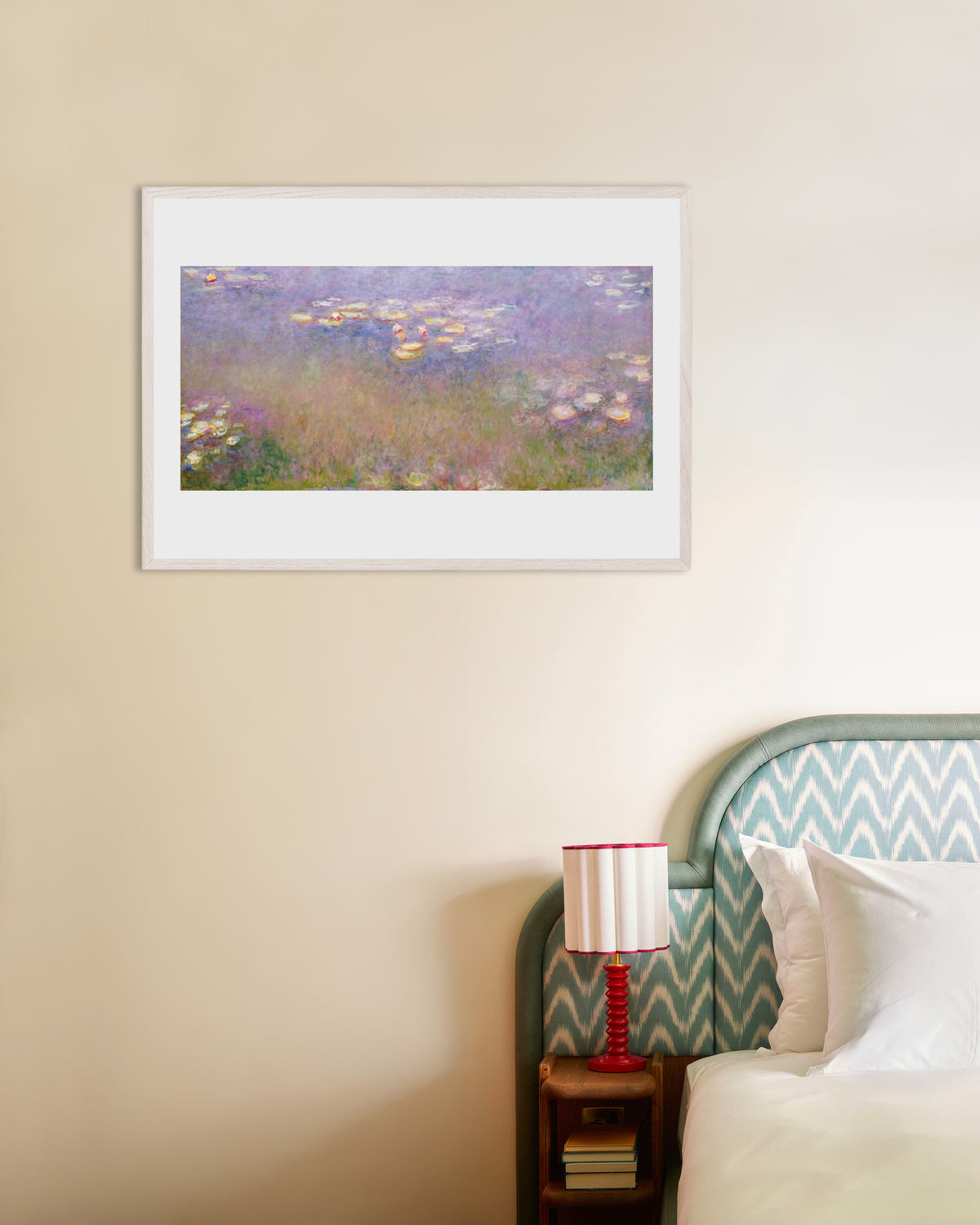 Plakat Vannliljer (ca. 1915–1926) av Claude Monet med hvit treramme