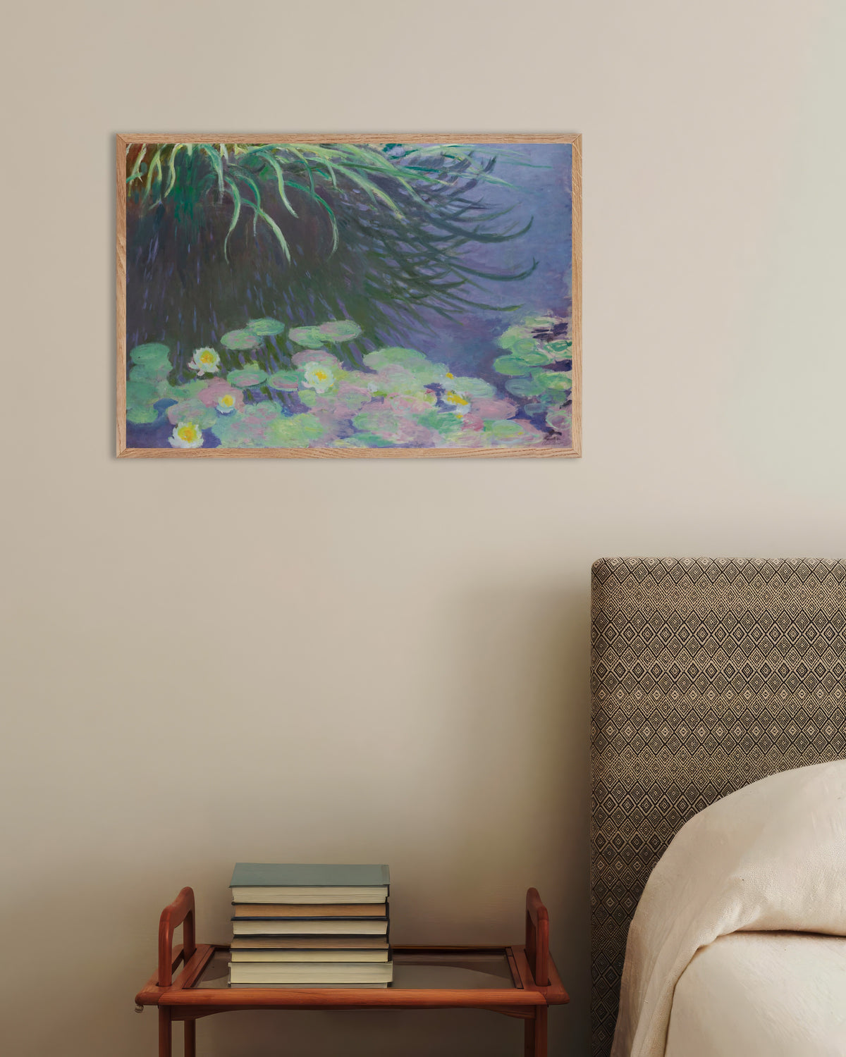 Plakat Vannliljer med speilinger av høyt gress (1914–1917) av Claude Monet med ramme i naturtre