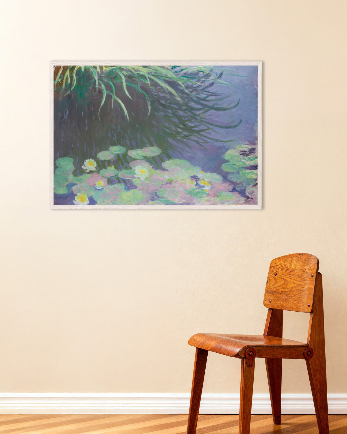 Plakat Vannliljer med speilinger av høyt gress (1914–1917) av Claude Monet med hvit treramme