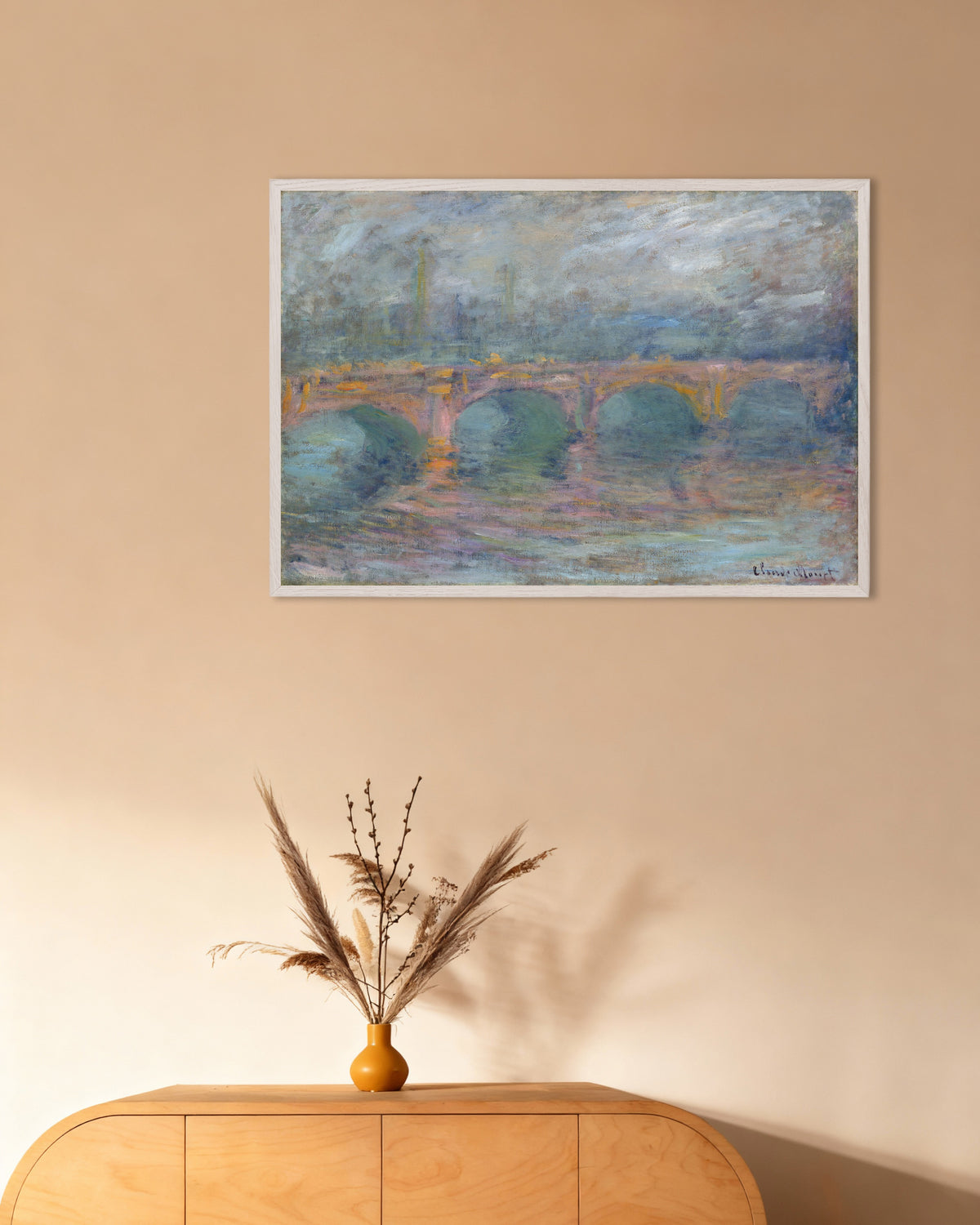 Plakat Waterloo Bridge, London, i solnedgang (1904) av Claude Monet med hvit treramme