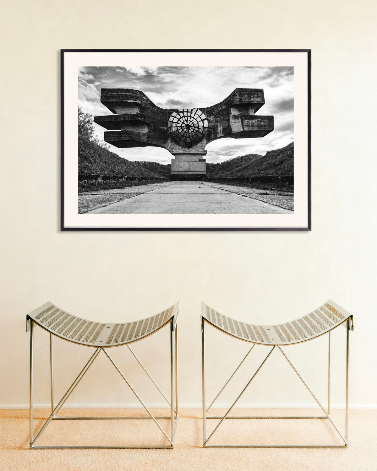 Plakat «Bevinget monument ved veiens ende» med metallramme