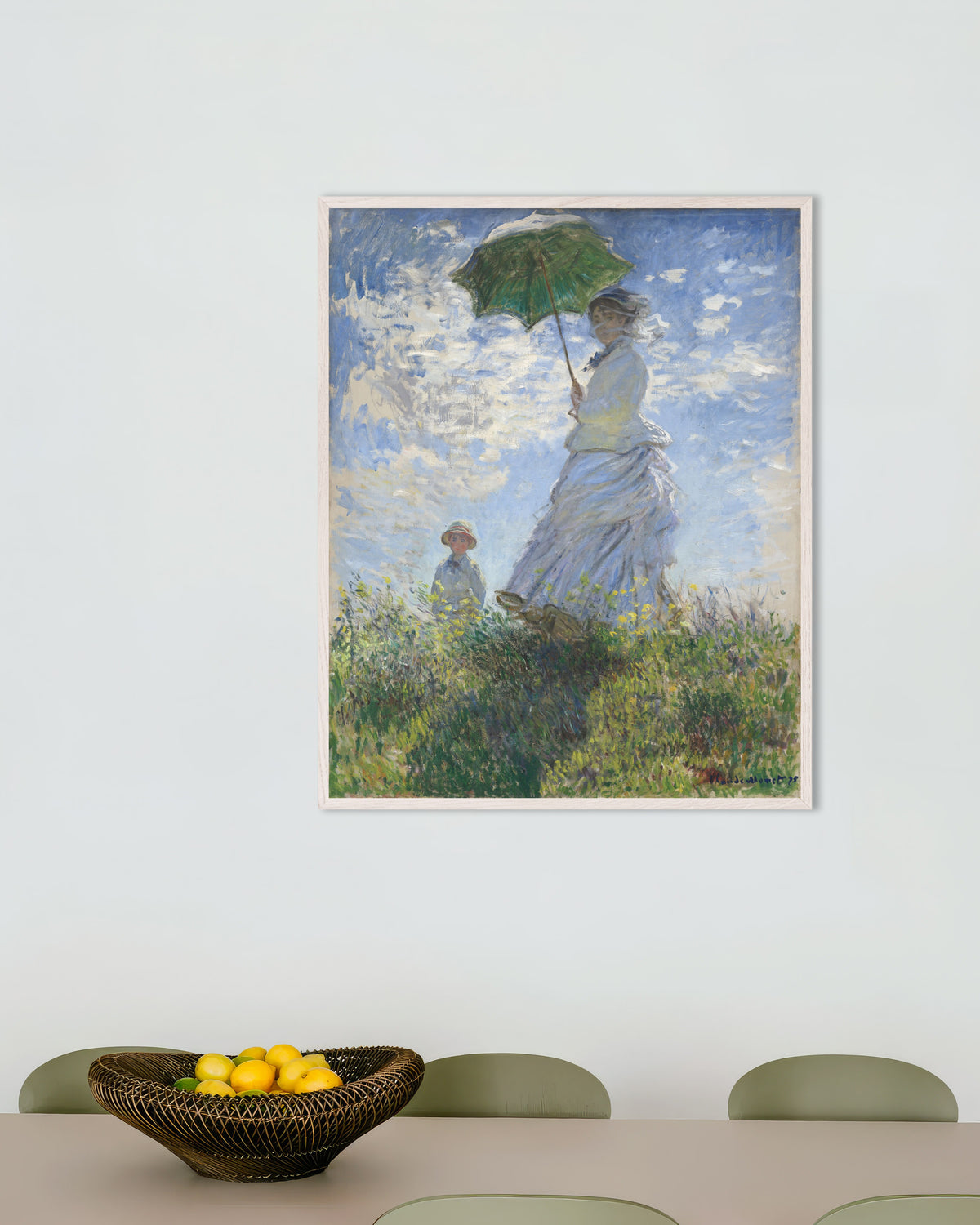 Plakat Kvinne med parasoll, Madame Monet og sønnen hennes (1875) av Claude Monet med hvit treramme