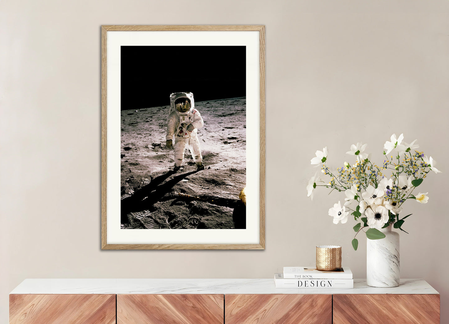 Poster with natural wood frame: Astronaute, NASA, mission Apollo, la Lune