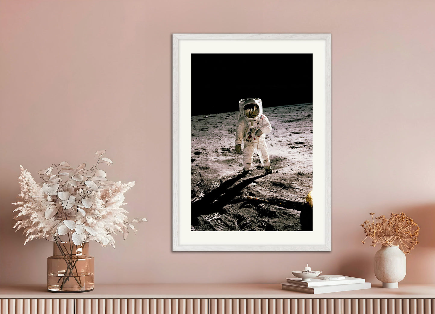 Poster with white wood frame: Astronaute, NASA, mission Apollo, la Lune