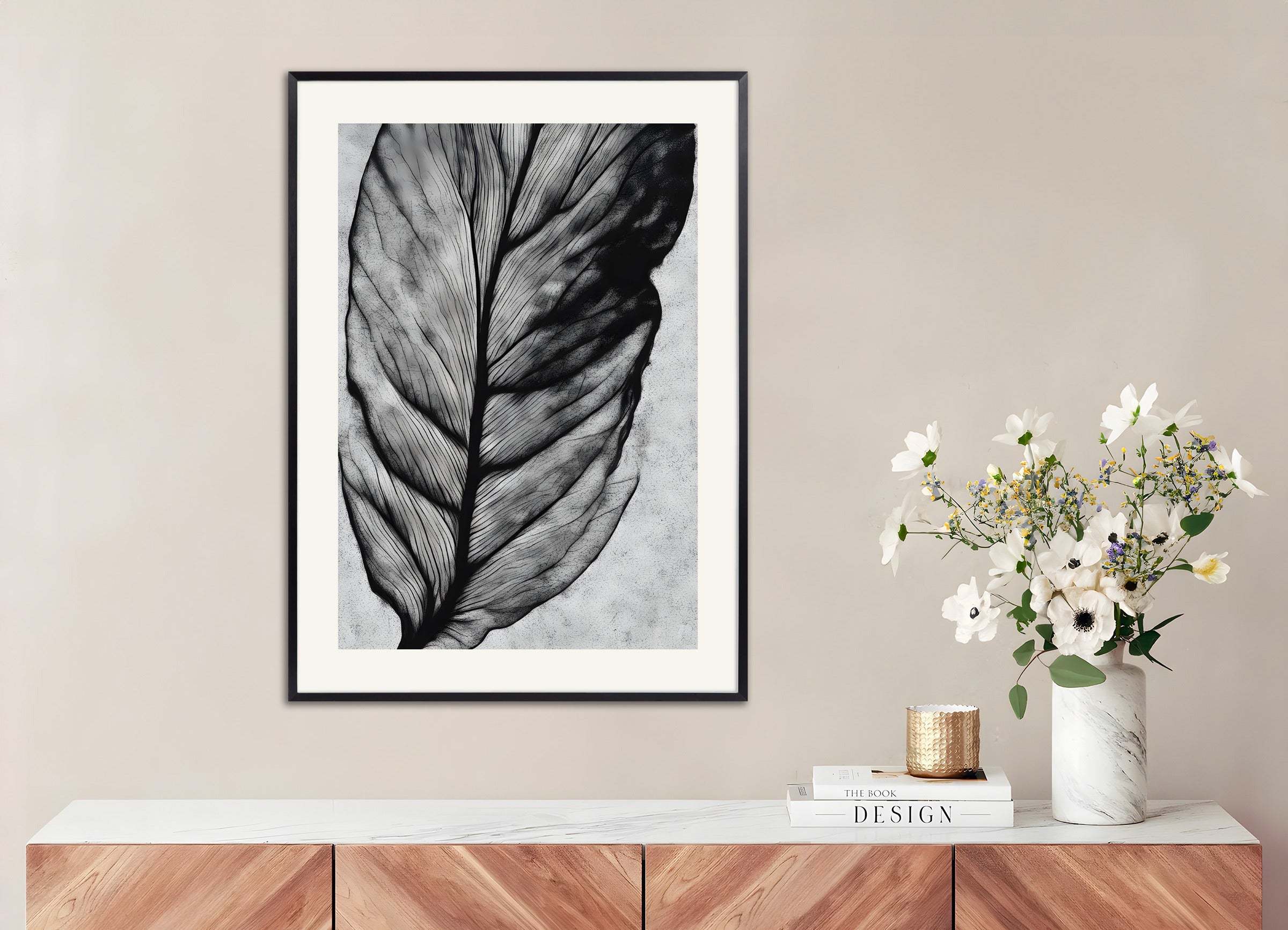 Poster with metal frame: A leaf in black and white