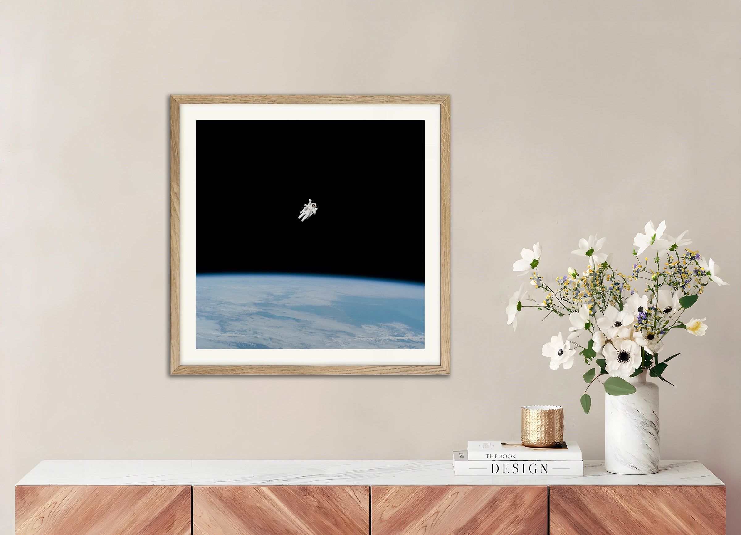 Poster with natural wood frame: Astronaute, NASA, mission Apollo