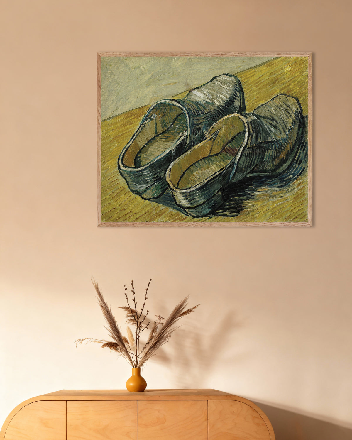 Poster av Et par tresko i skinn (1888) av Vincent van Gogh, med ramme i naturtre
