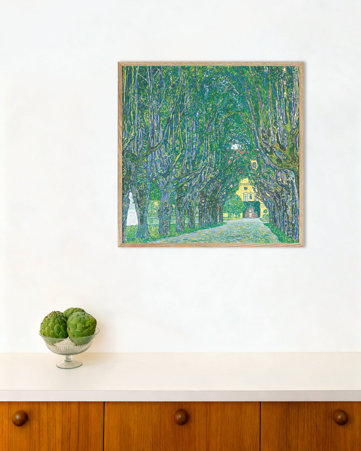 Plakat Allé til Schloss Kammer (1912) av Gustav Klimt med ramme i naturtre