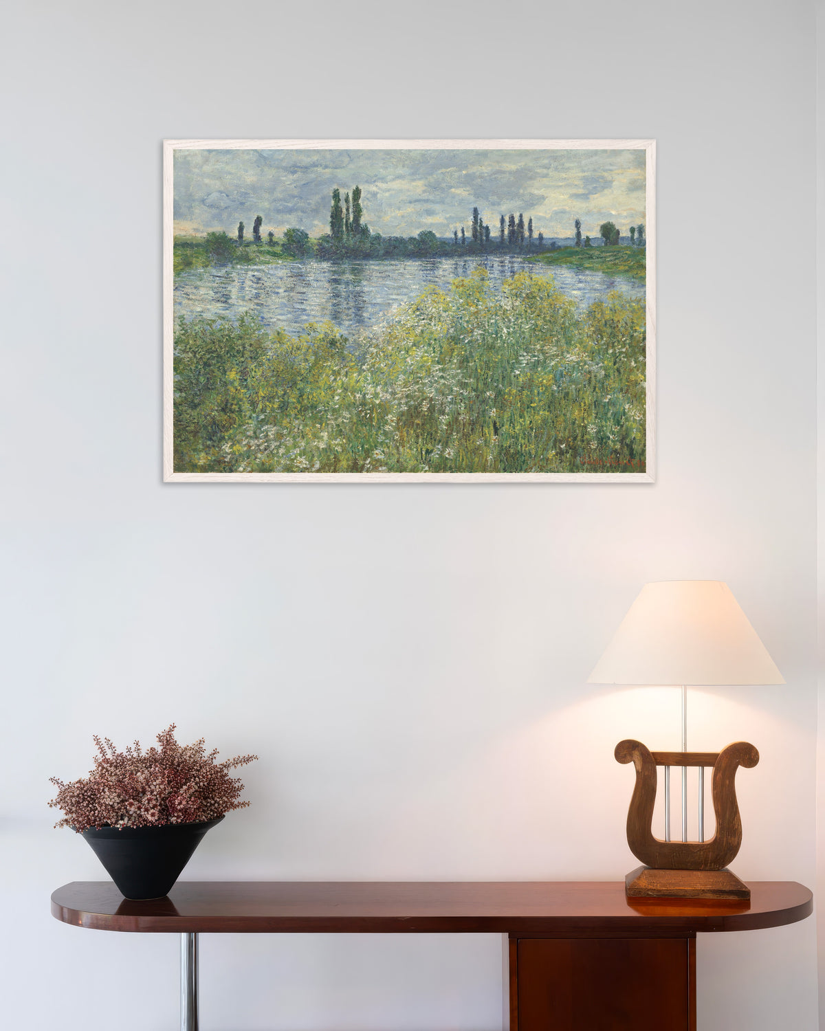 Plakat Seinens bredd ved Vétheuil (1880) av Claude Monet med hvit treramme