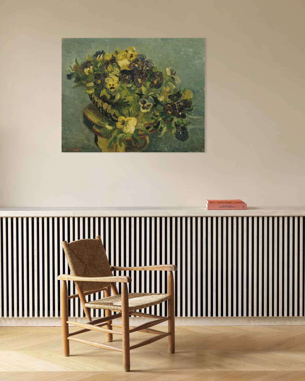 Poster av Kurv med stemorsblomster på et lite bord (1887) av Vincent van Gogh