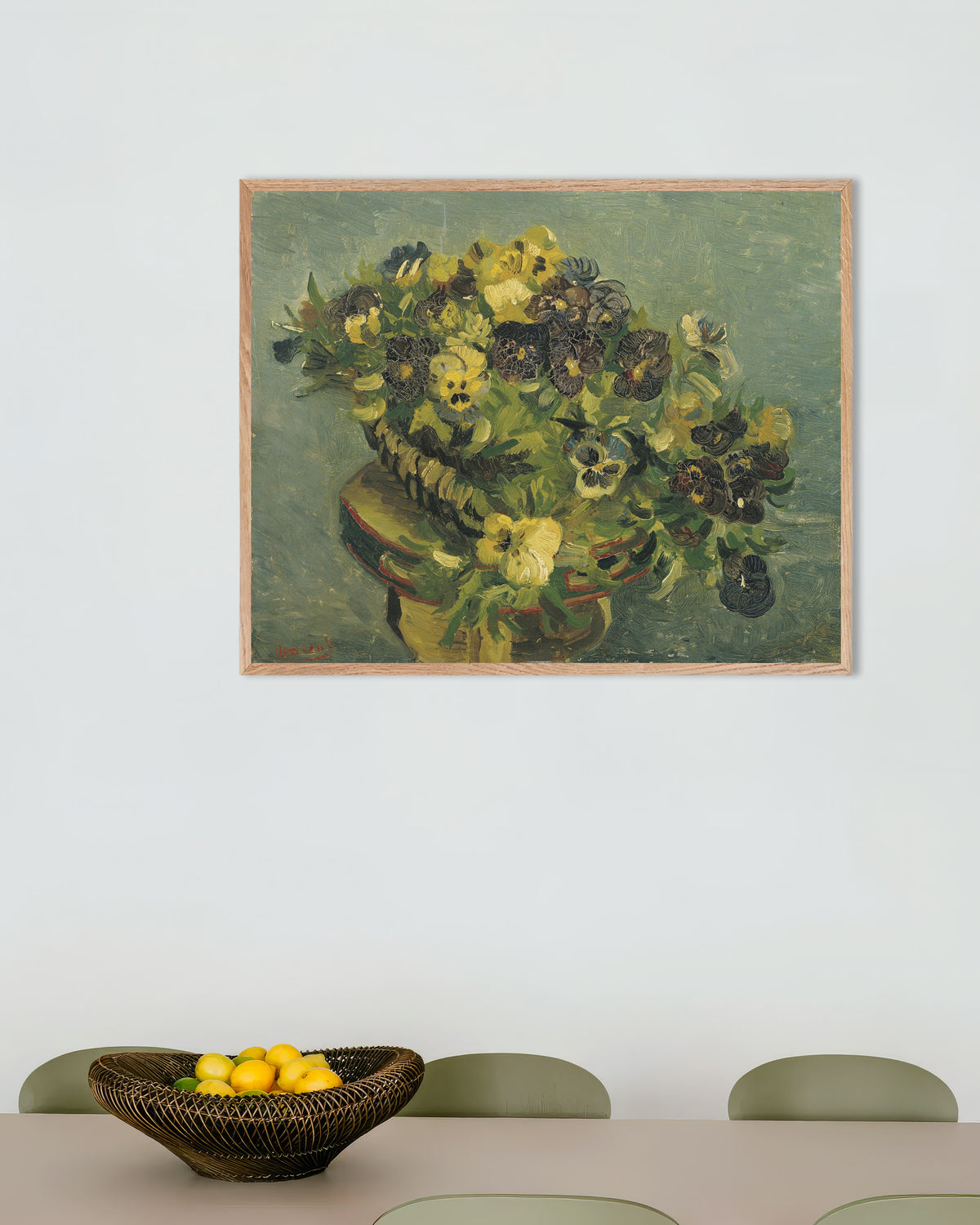 Poster av Kurv med stemorsblomster på et lite bord (1887) av Vincent van Gogh, med treramme i naturtre