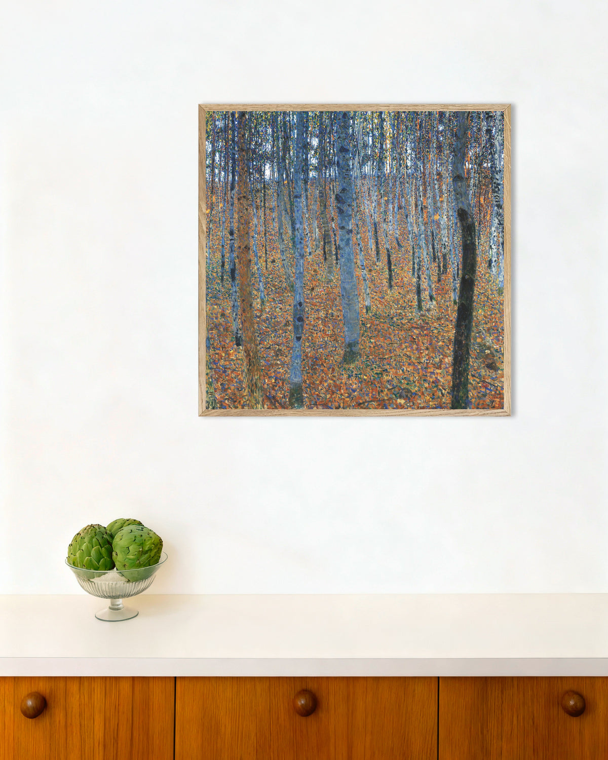 Plakat Bøkeskog I (1902) av Gustav Klimt med ramme i naturtre