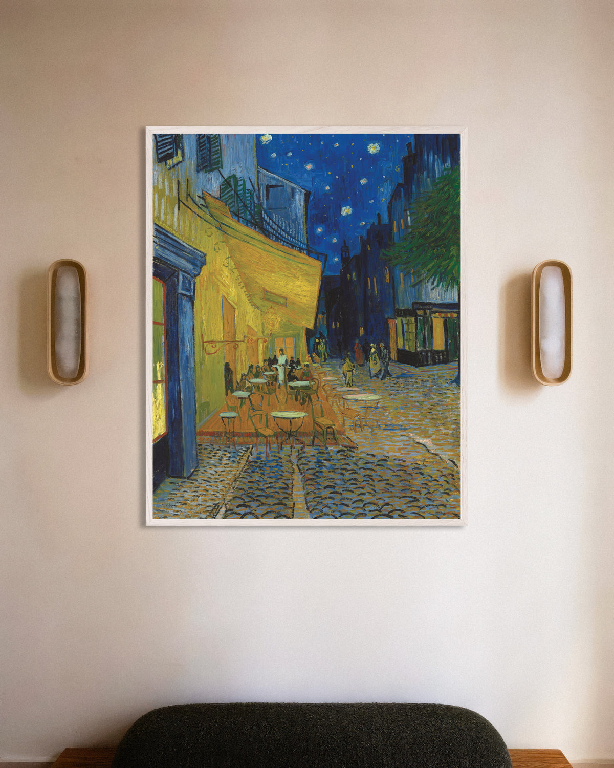 Poster med Kafeterrasse om natten (1888) av Vincent van Gogh, med hvit treramme