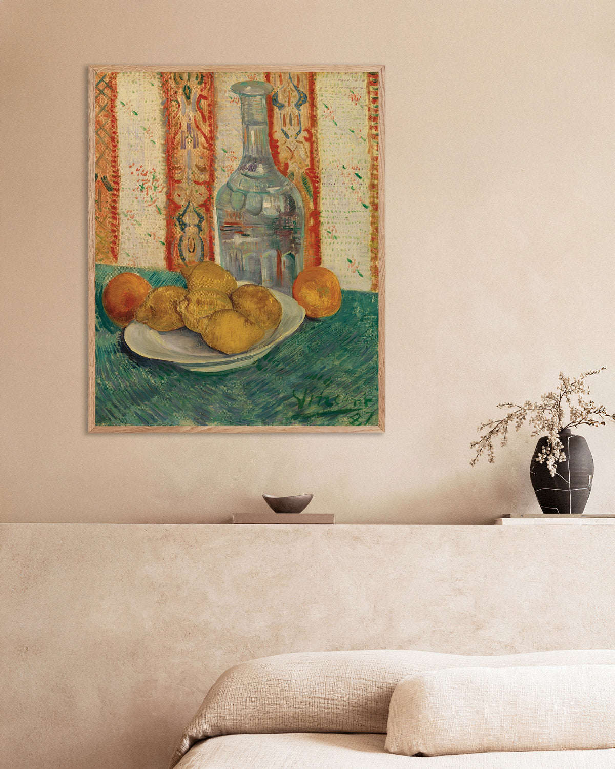 Poster av Karaffel og fat med sitrusfrukter (1887) av Vincent van Gogh, med ramme i naturtre