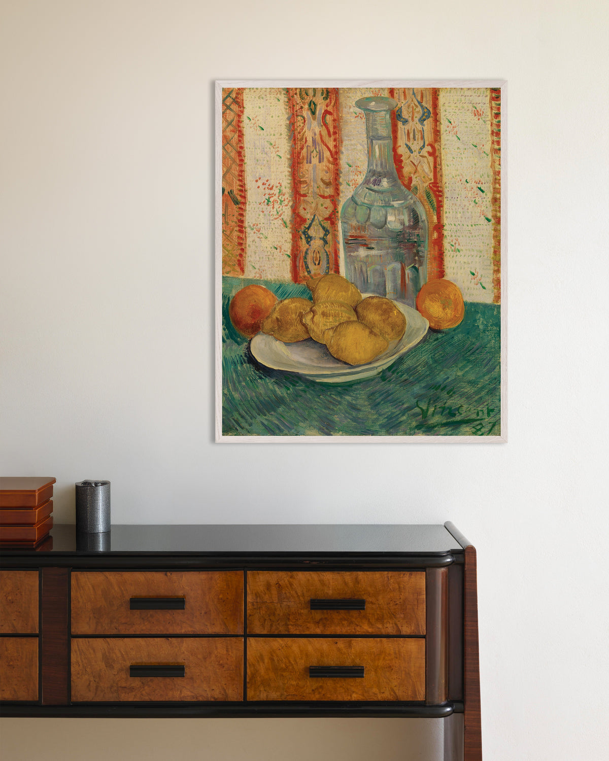 Poster av Karaffel og fat med sitrusfrukter (1887) av Vincent van Gogh, med hvit treramme
