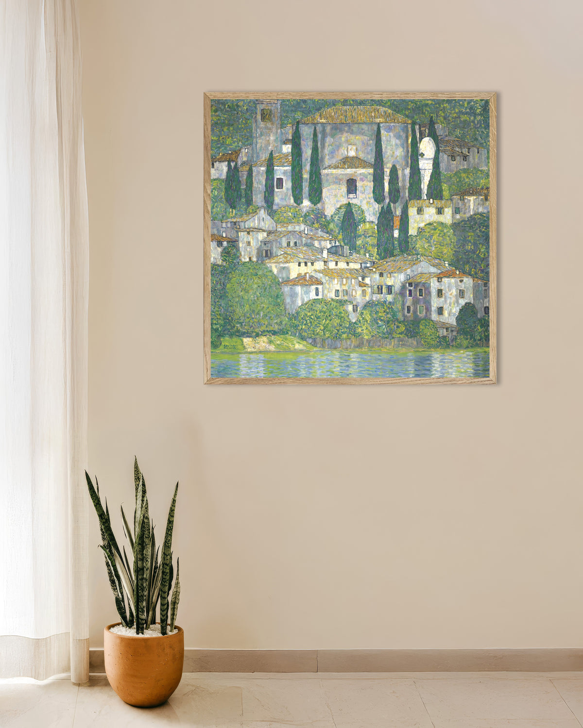 Plakat Kirke i Cassone (Landskap med sypresser) (1913) av Gustav Klimt med ramme i naturtre