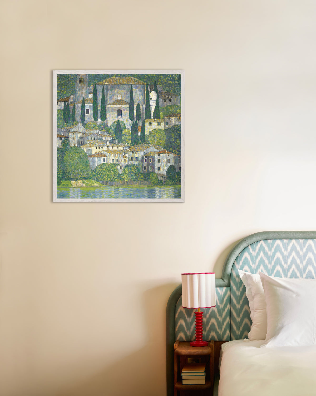 Plakat Kirke i Cassone (Landskap med sypresser) (1913) av Gustav Klimt med hvit treramme