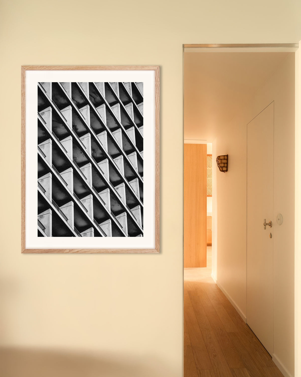 Plakat «Diagonal rytme av balkonger» med ramme i naturtre