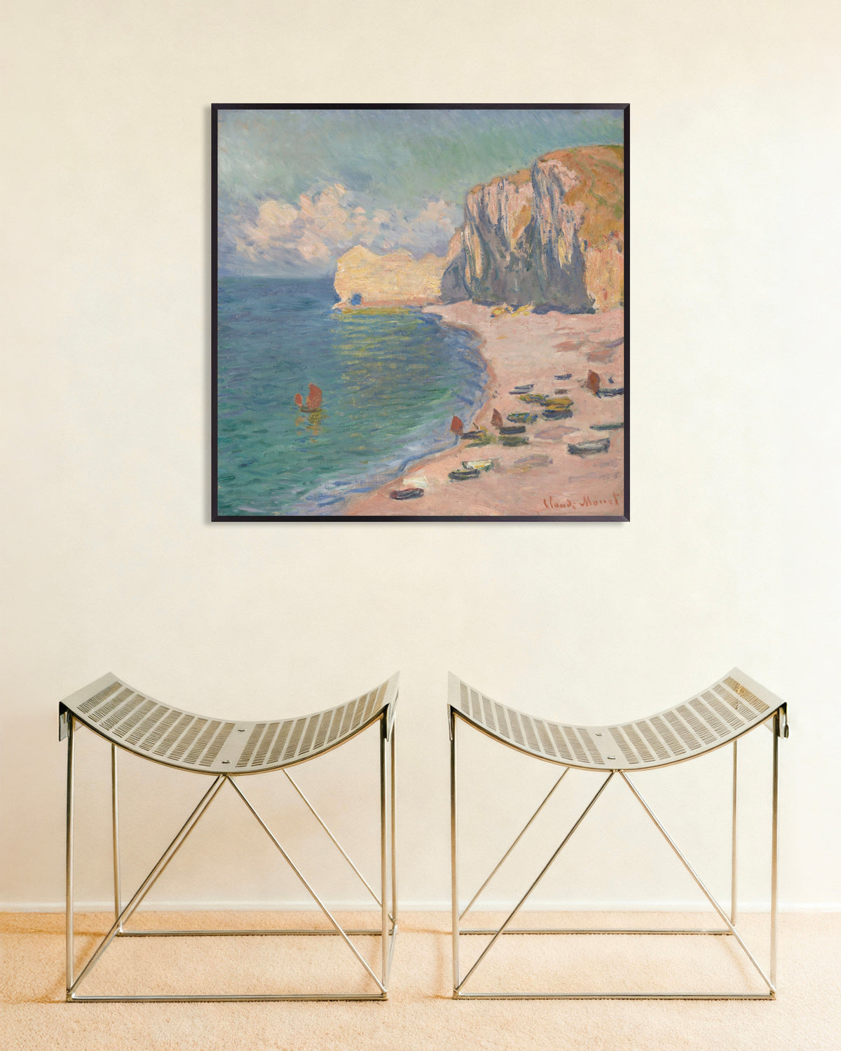 Plakat Étretat, stranden og Falaise d'Amont (1885) av Claude Monet med metallramme