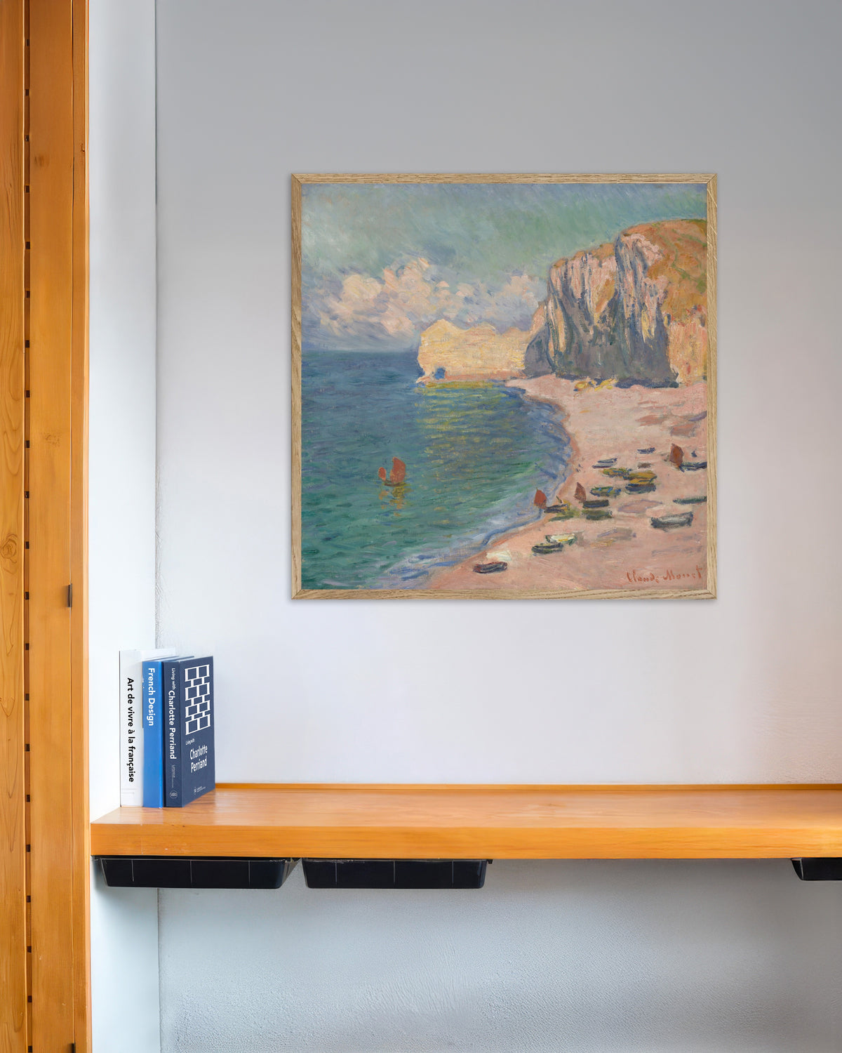Plakat Étretat, stranden og Falaise d'Amont (1885) av Claude Monet med ramme i naturtre