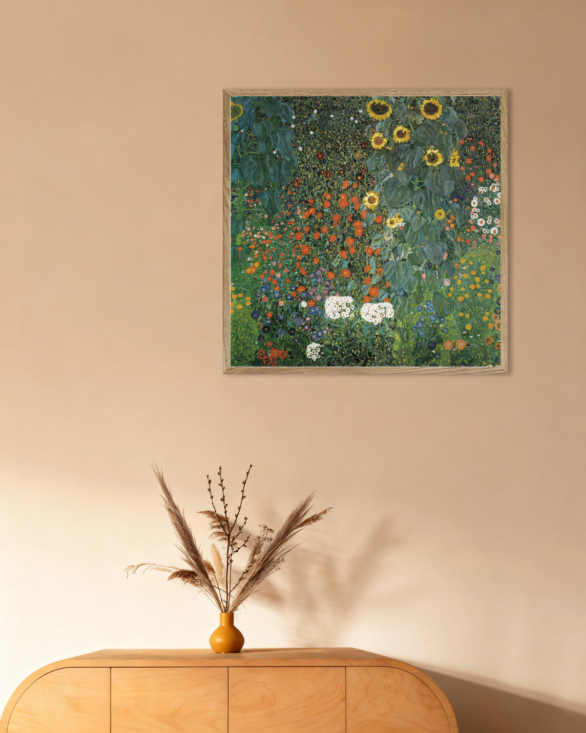 Plakat Bondehage med solsikker (1907) av Gustav Klimt med ramme i naturtre