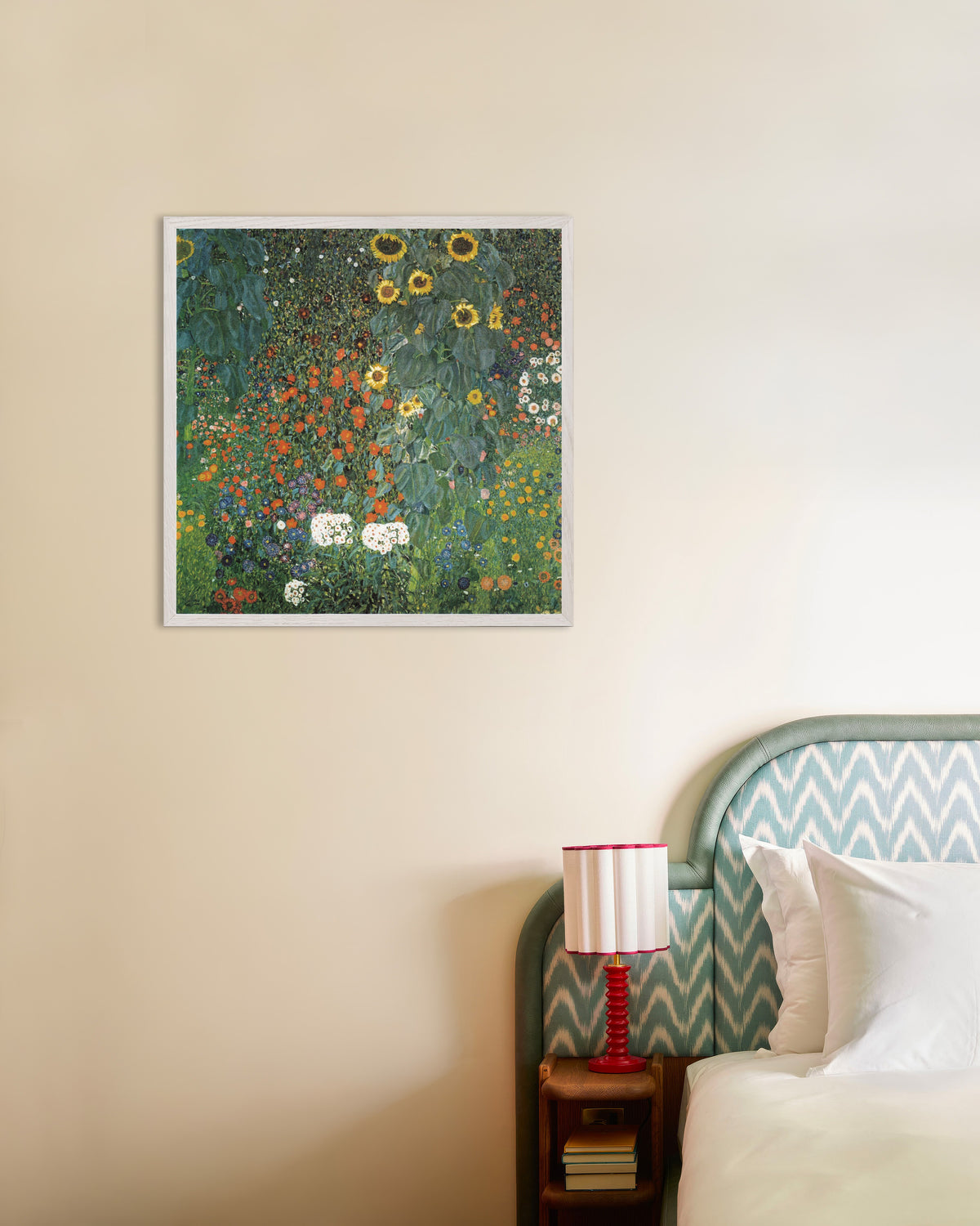 Plakat Bondehage med solsikker (1907) av Gustav Klimt med hvit treramme