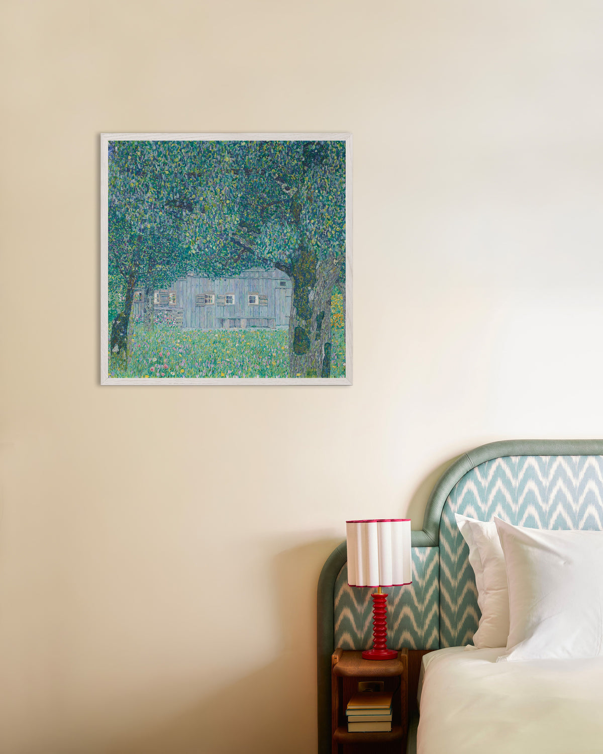 Plakat Bondegård i Buchberg (1911) av Gustav Klimt med hvit treramme
