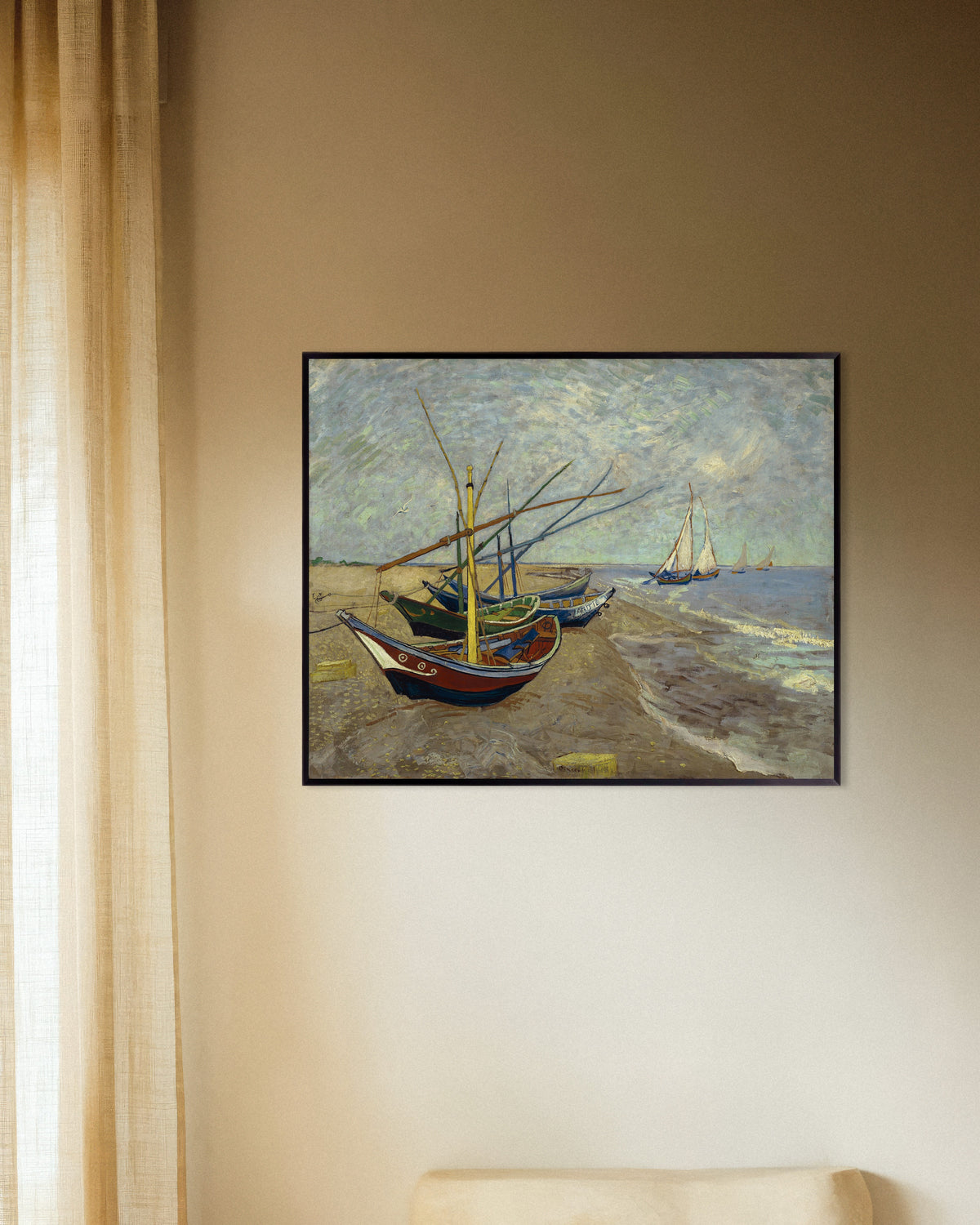 Poster av Fiskebåter på stranden ved Les Saintes-Maries-de-la-Mer (1888) av Vincent van Gogh, med metallramme