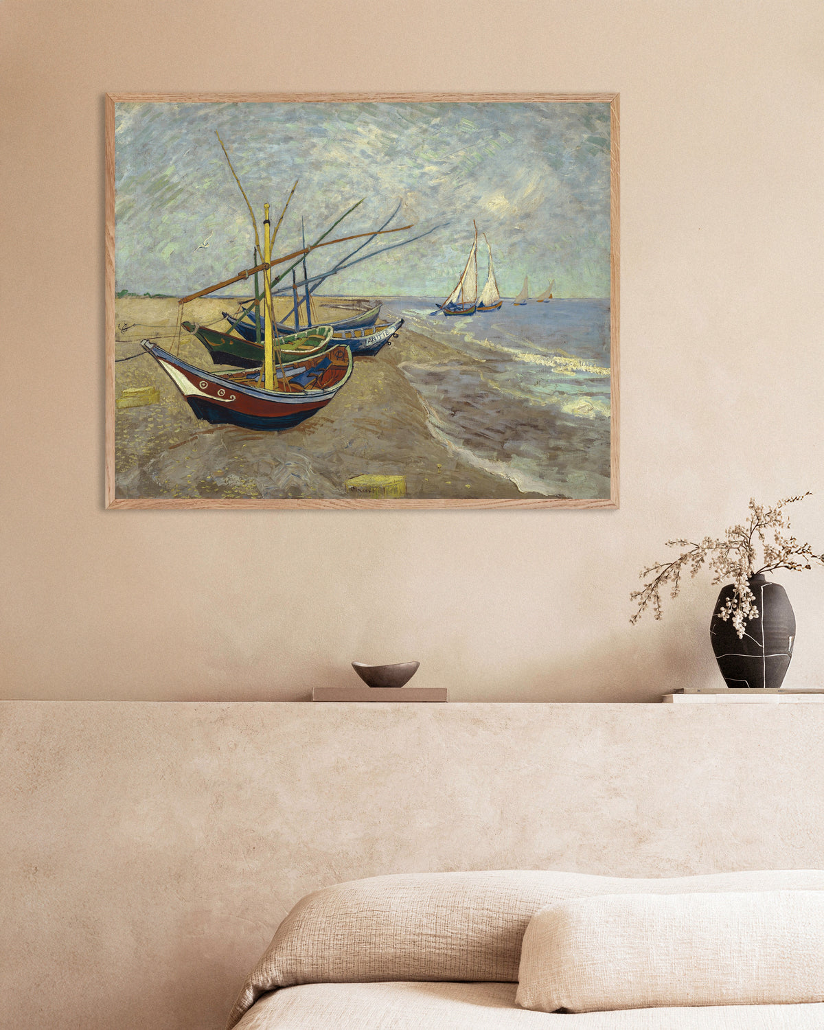 Poster av Fiskebåter på stranden ved Les Saintes-Maries-de-la-Mer (1888) av Vincent van Gogh, med ramme i naturtre
