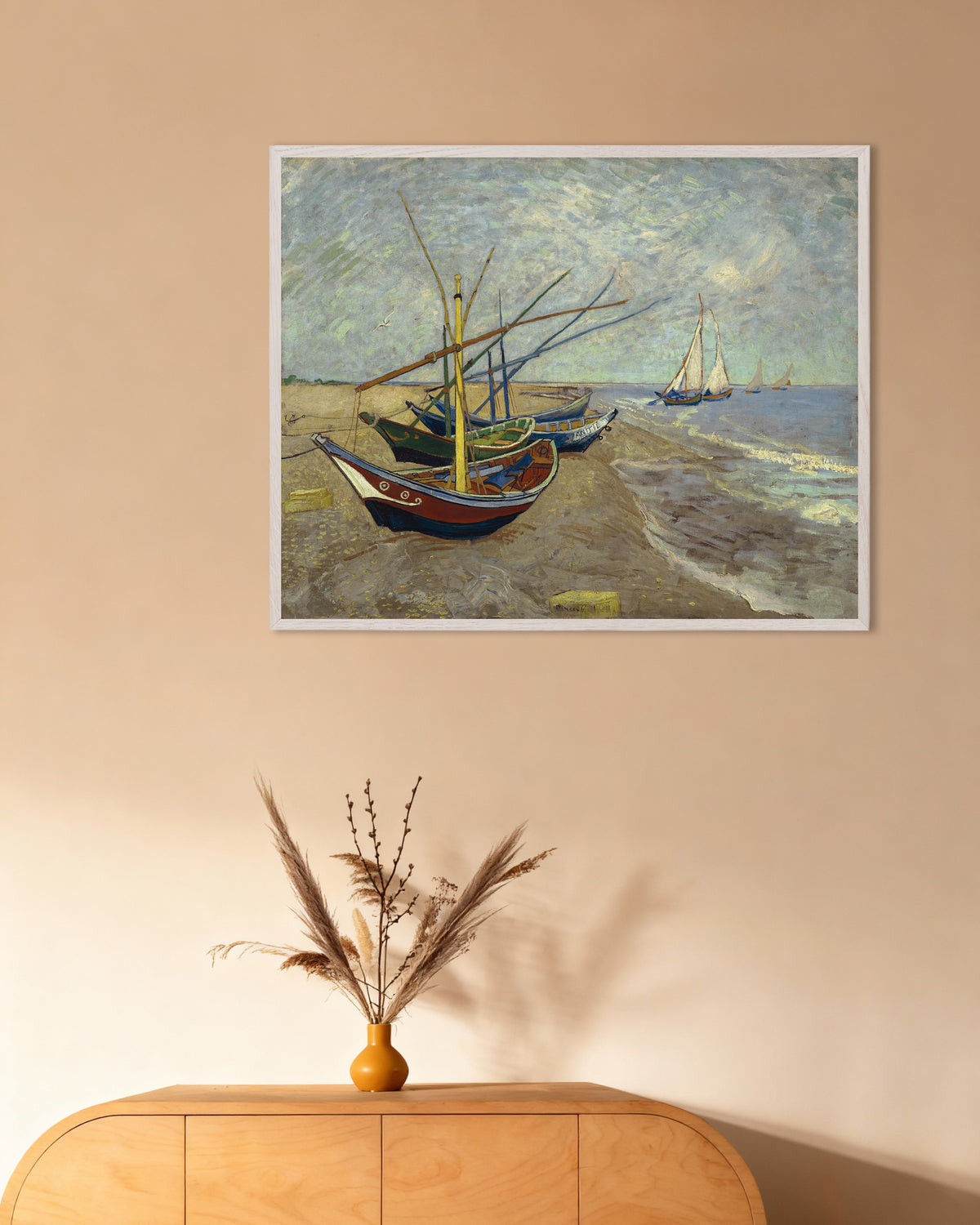 Poster av Fiskebåter på stranden ved Les Saintes-Maries-de-la-Mer (1888) av Vincent van Gogh, med hvit treramme