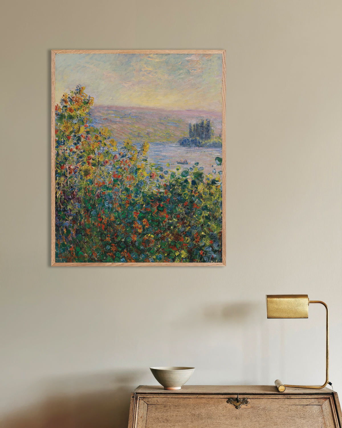 Plakat Blomsterbed i Vétheuil (1881) av Claude Monet med ramme i naturtre