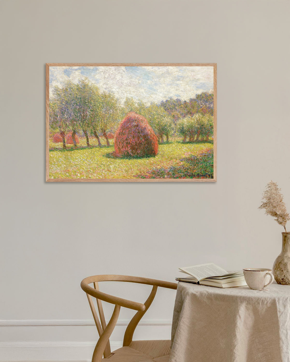 Plakat Høystakker i Giverny (1893) av Claude Monet med ramme i naturtre