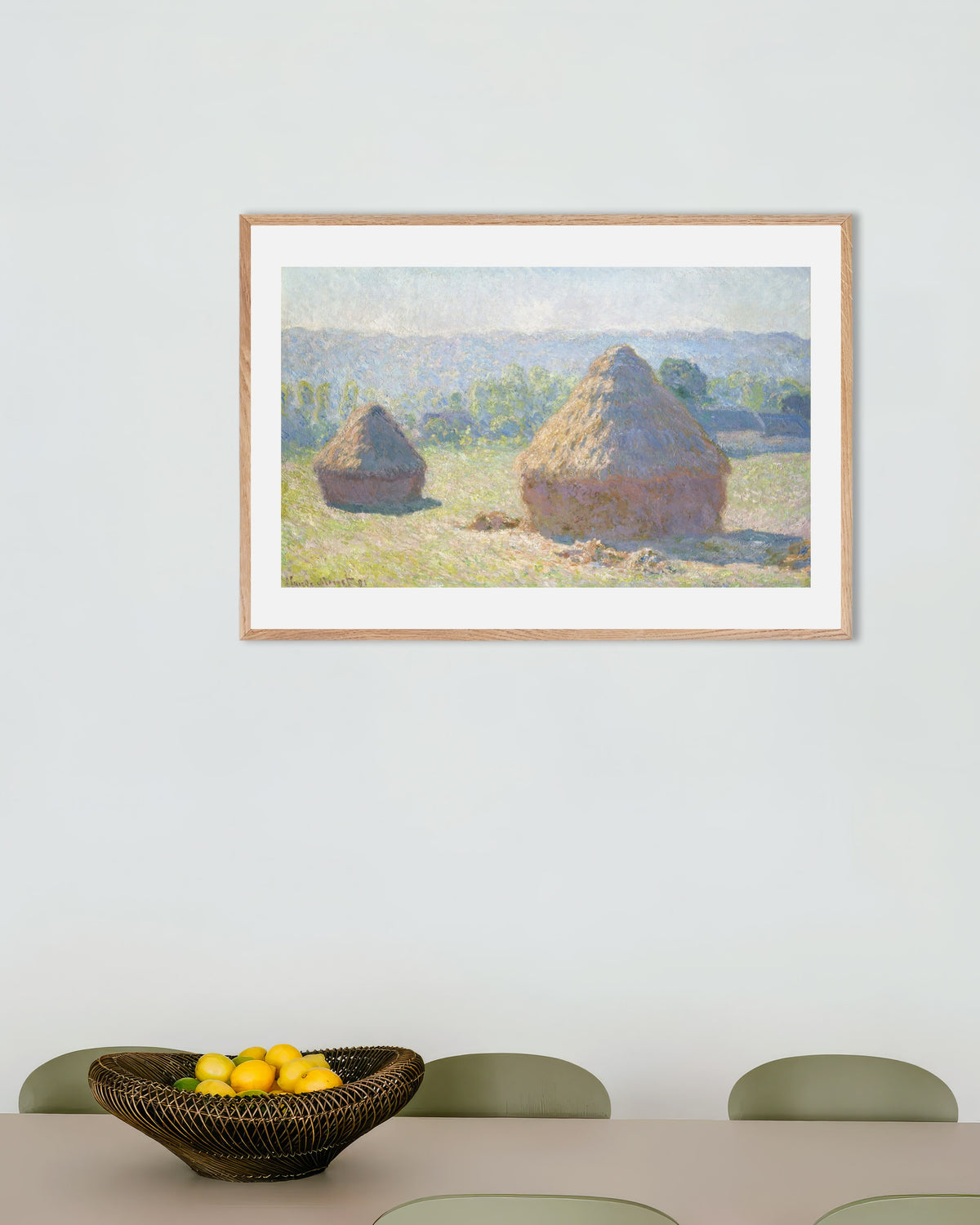 Plakat Kornstakker, sensommer (1891) av Claude Monet med ramme i naturtre