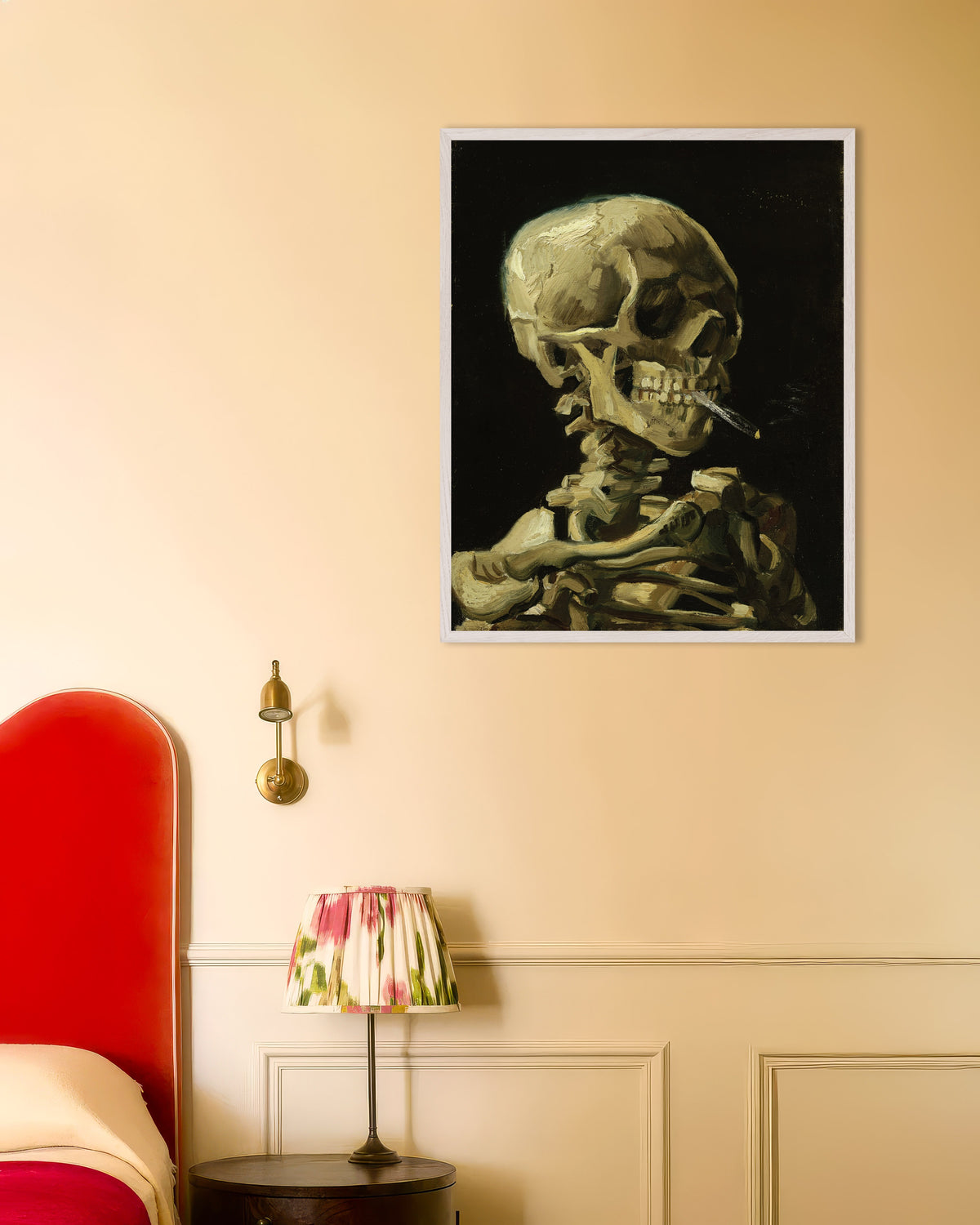 Poster av Et skjeletthode med en brennende sigarett (1886) av Vincent van Gogh, med hvit treramme