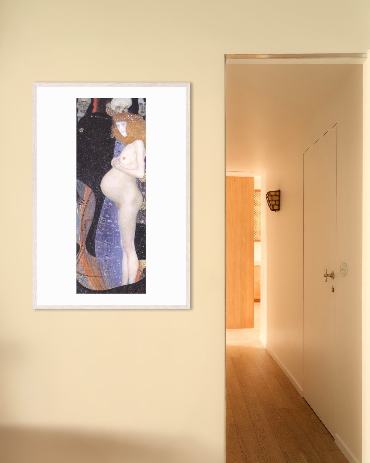 Plakat Håpet I (1903) av Gustav Klimt med hvit treramme