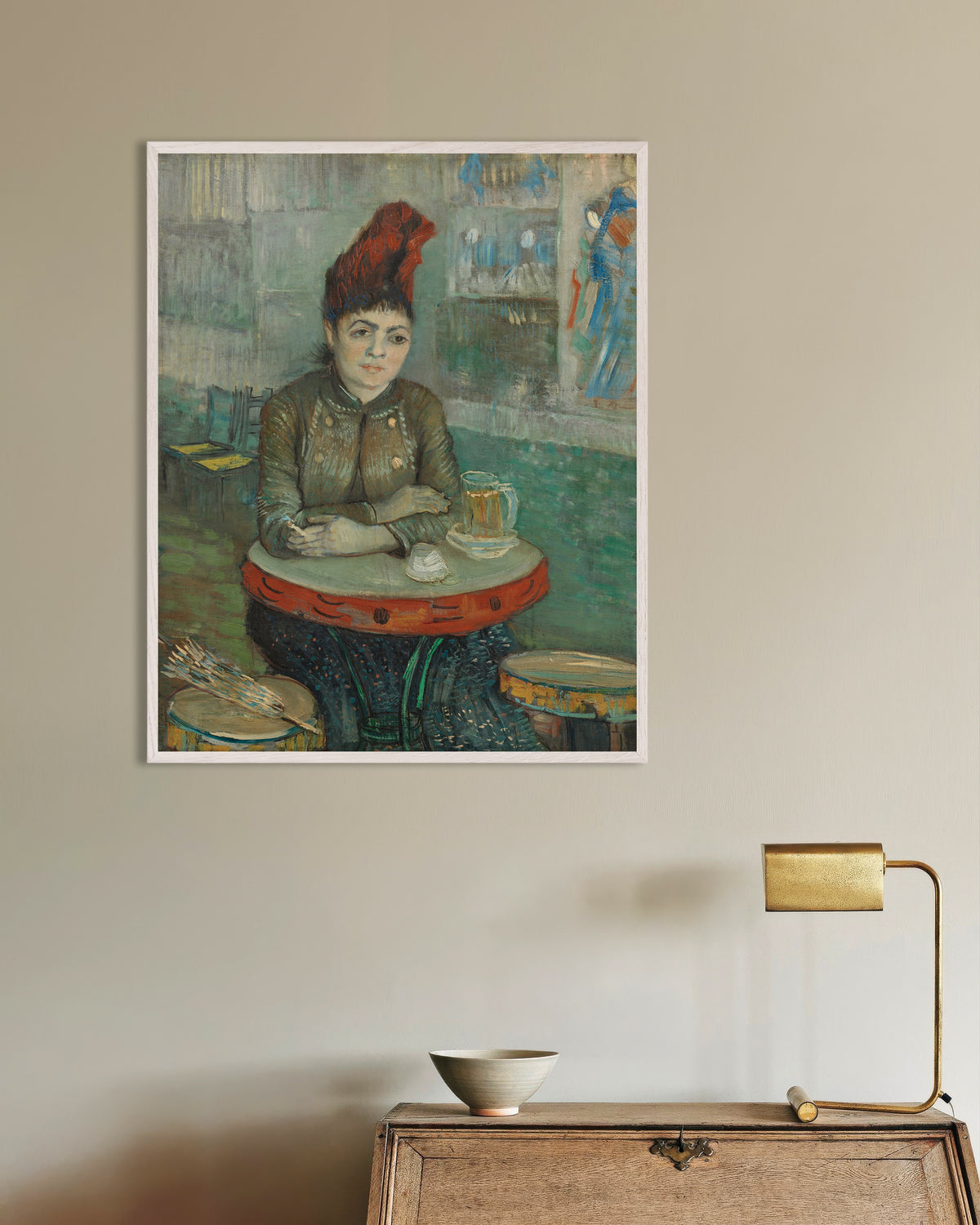 Poster av På kafeen, Agostina Segatori i Le Tambourin (1887) av Vincent van Gogh, med hvit treramme