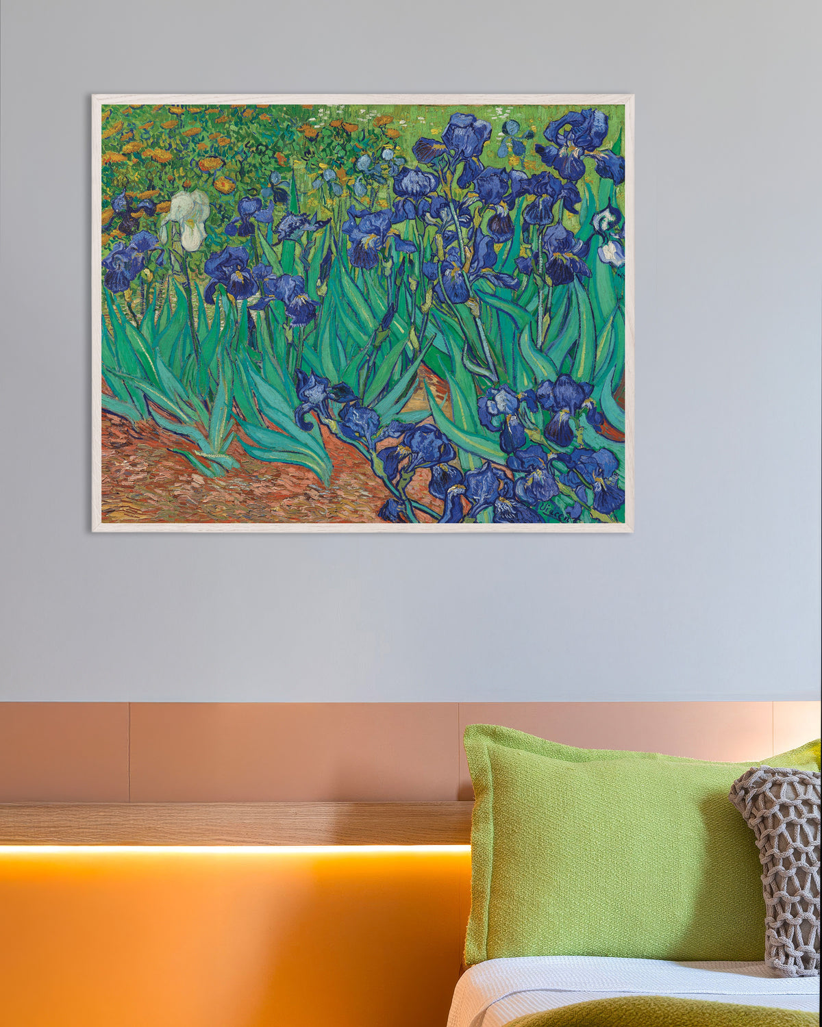 Poster av Iris (1889) av Vincent van Gogh, med hvit treramme
