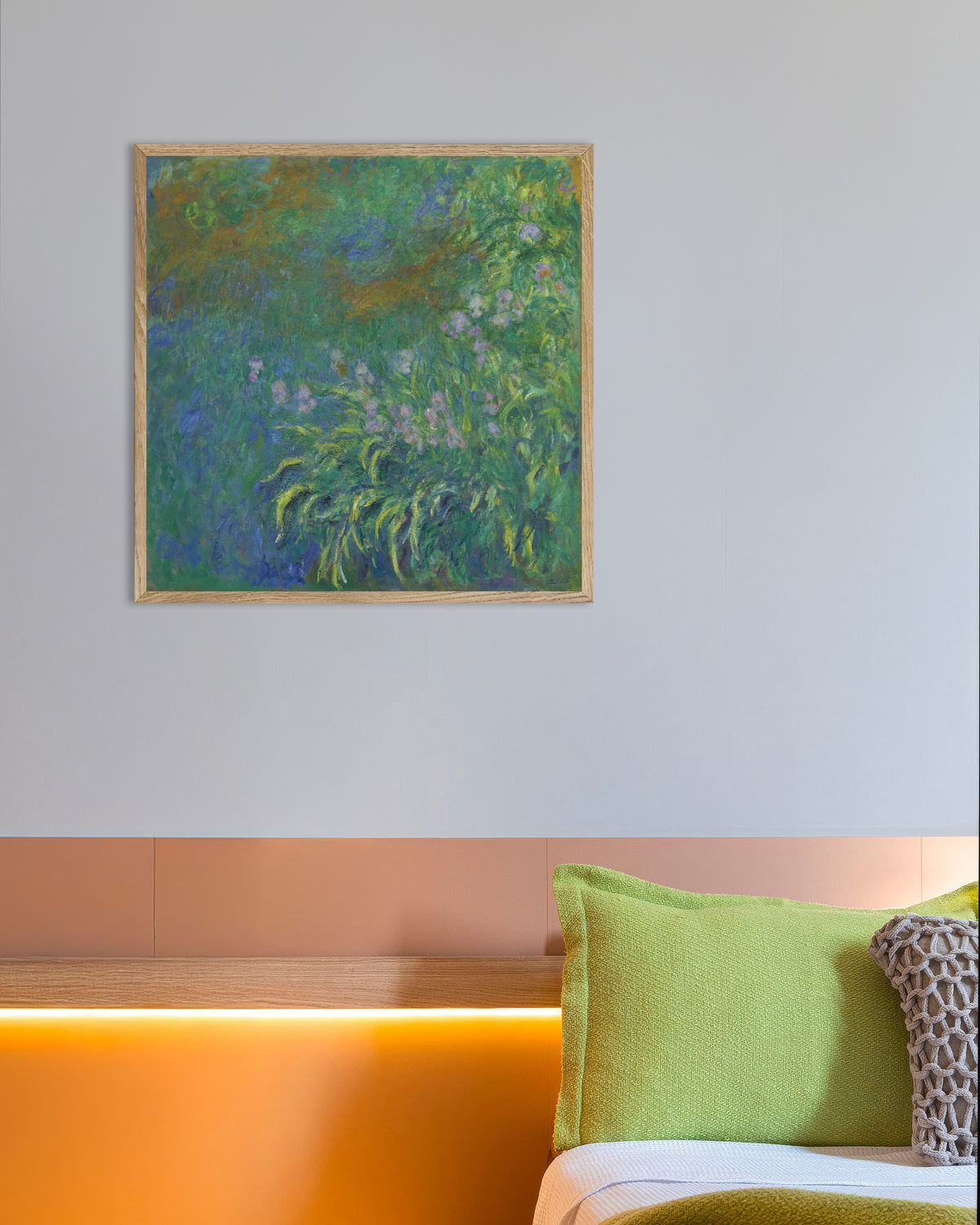 Plakat Iris (1914–1917) av Claude Monet med ramme i naturtre