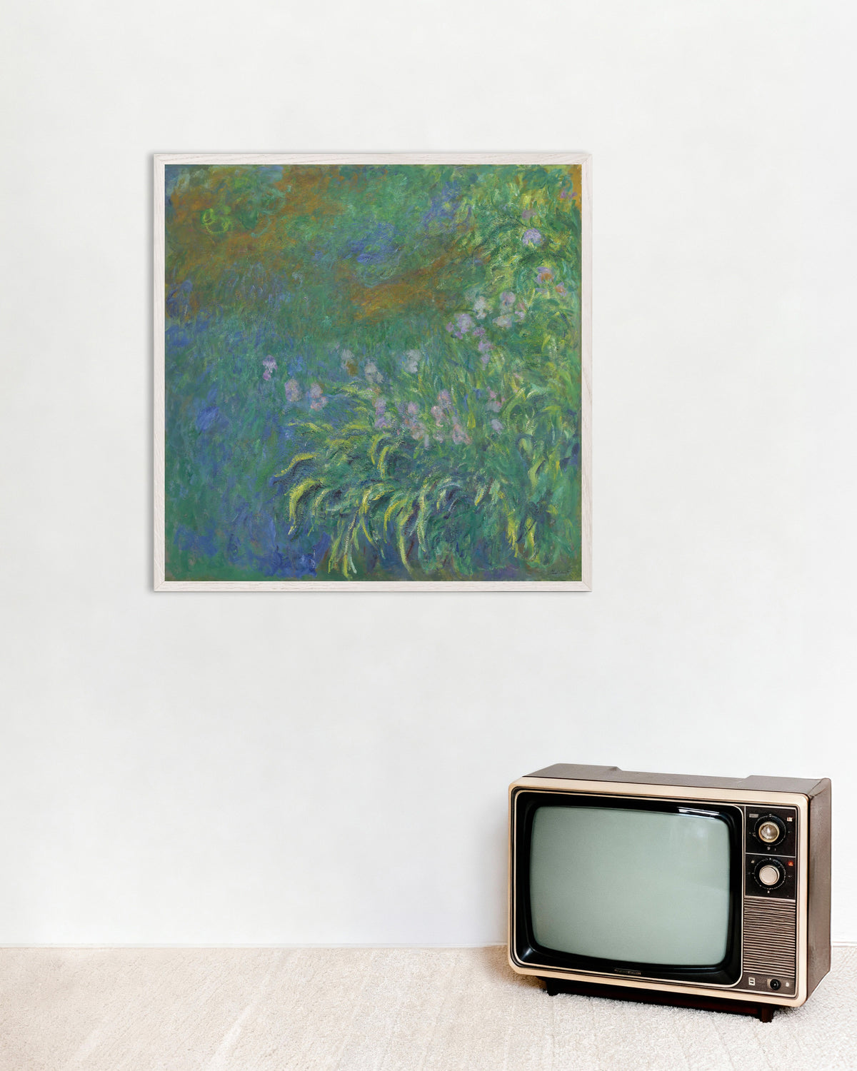 Plakat Iris (1914–1917) av Claude Monet med hvit treramme