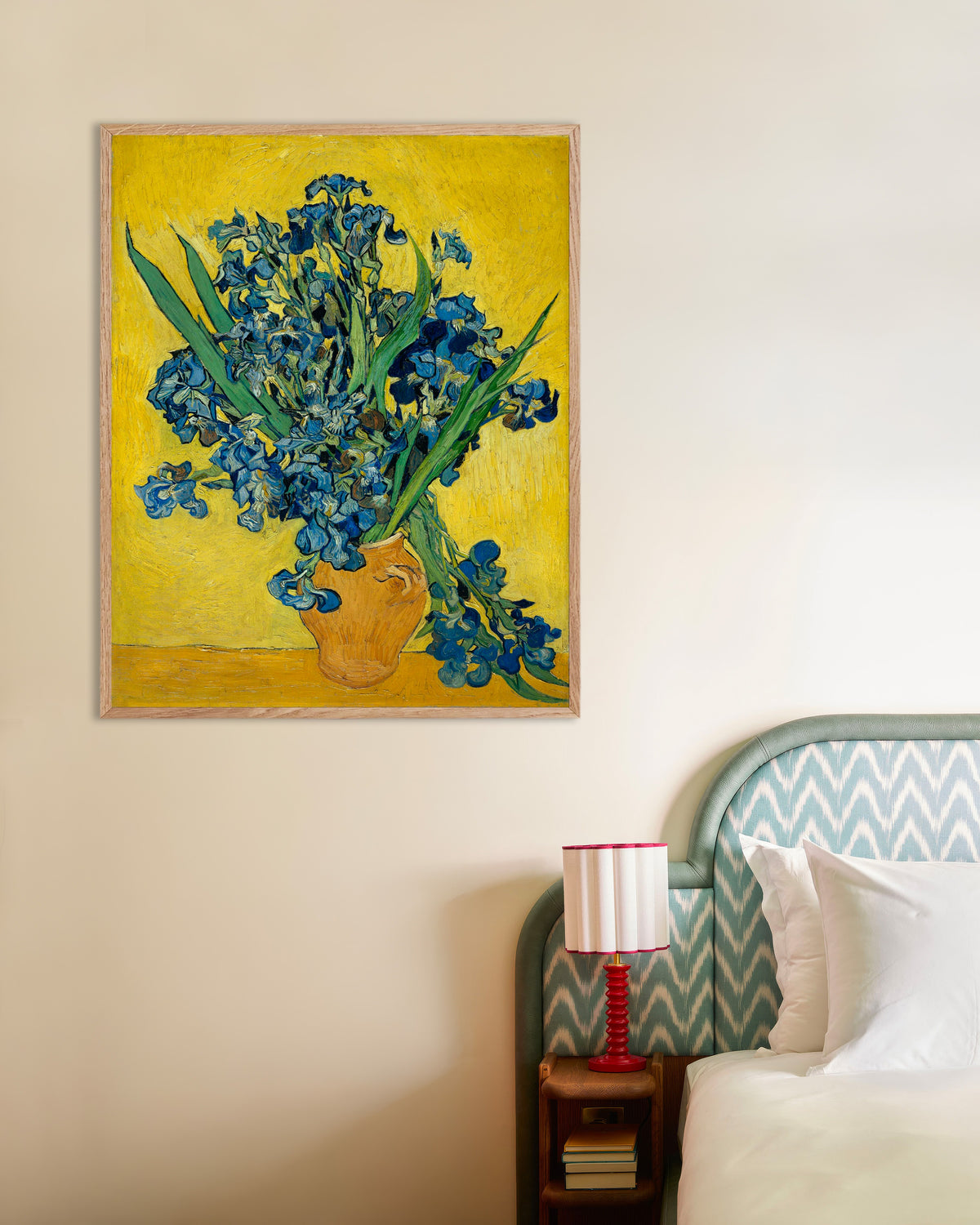 Poster av Iris i en vase (1890) av Vincent van Gogh, med ramme i naturtre