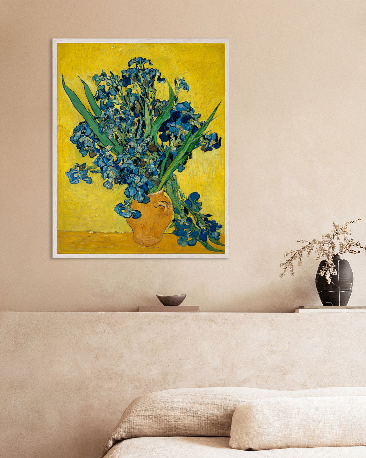 Poster av Iris i en vase (1890) av Vincent van Gogh, med hvit treramme