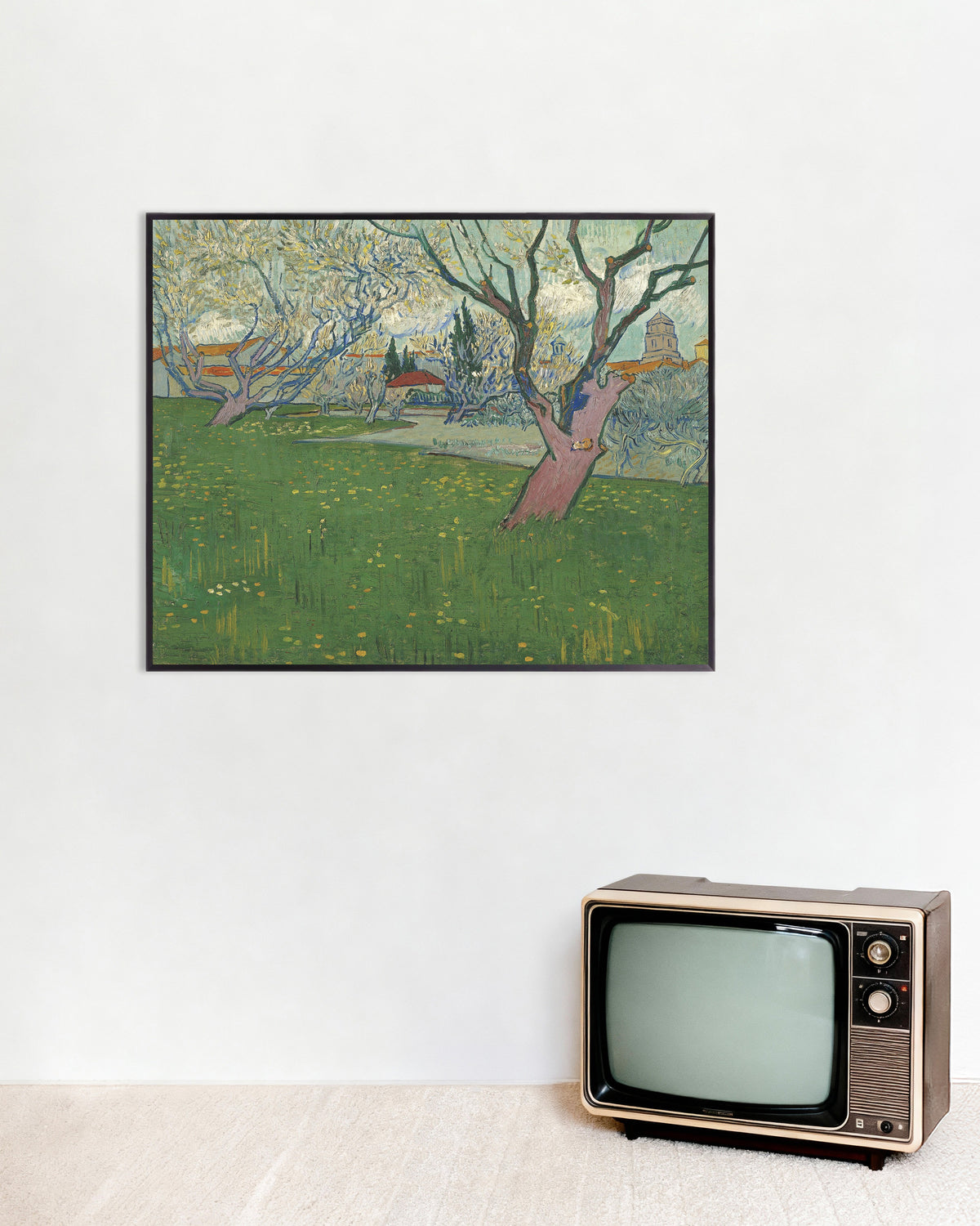 Poster av Frukthage i blomst med utsikt over Arles (1889) av Vincent van Gogh, med metallramme