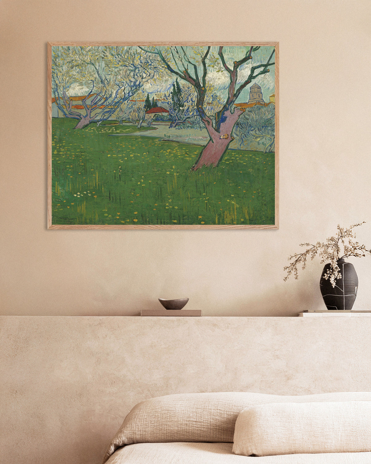Poster av Frukthage i blomst med utsikt over Arles (1889) av Vincent van Gogh, med ramme i naturtre