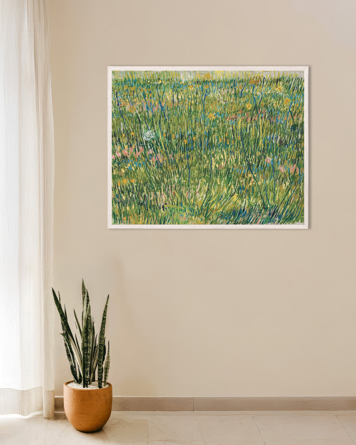 Poster av Gressflekk (1887) av Vincent van Gogh, med hvit treramme