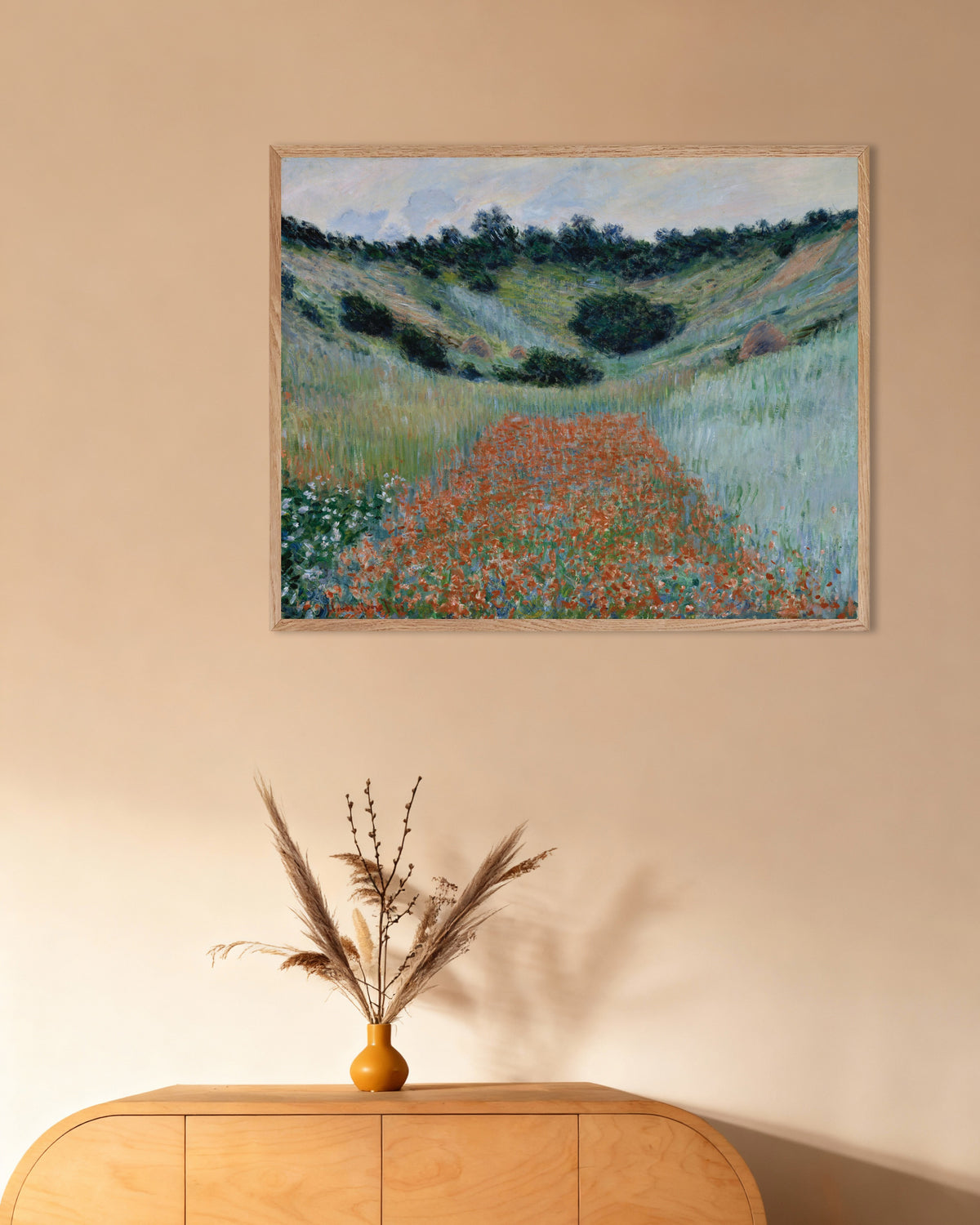 Plakat Valmueåker i en dal nær Giverny (1885) av Claude Monet med ramme i naturtre