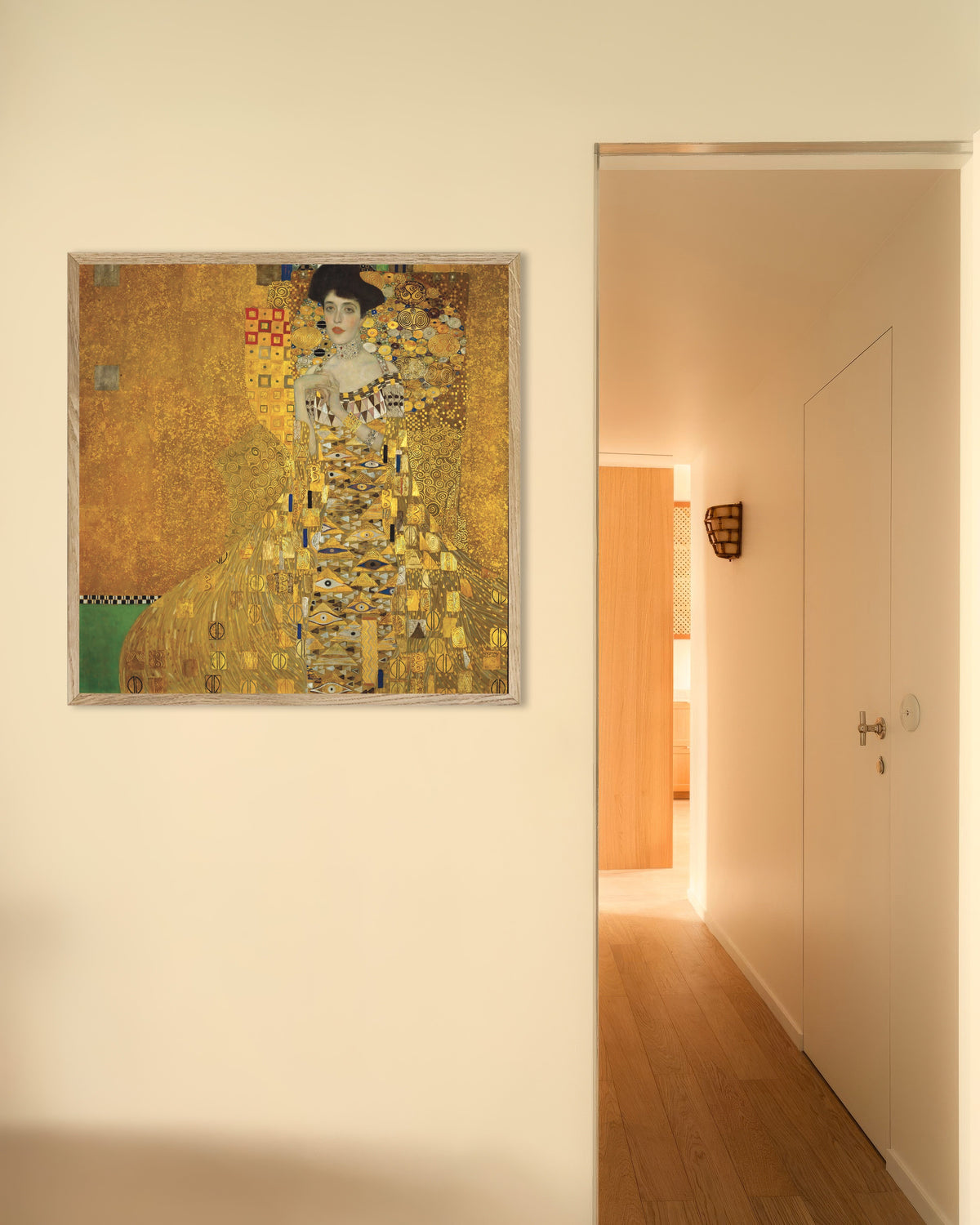 Plakat Portrett av Adele Bloch-Bauer I (1907) av Gustav Klimt med ramme i naturtre