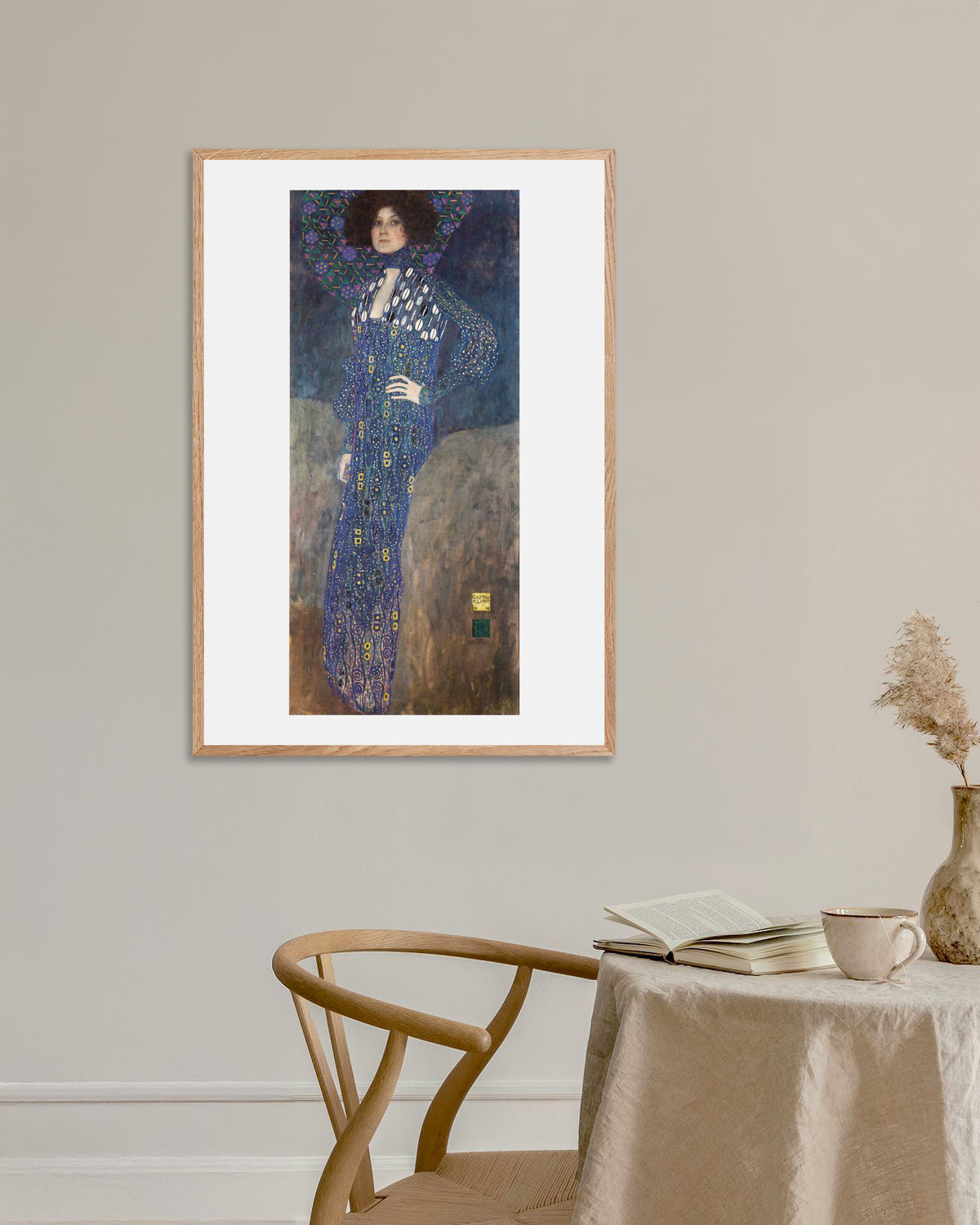 Plakat Portrett av Emilie Flöge (1902) av Gustav Klimt med ramme i naturtre